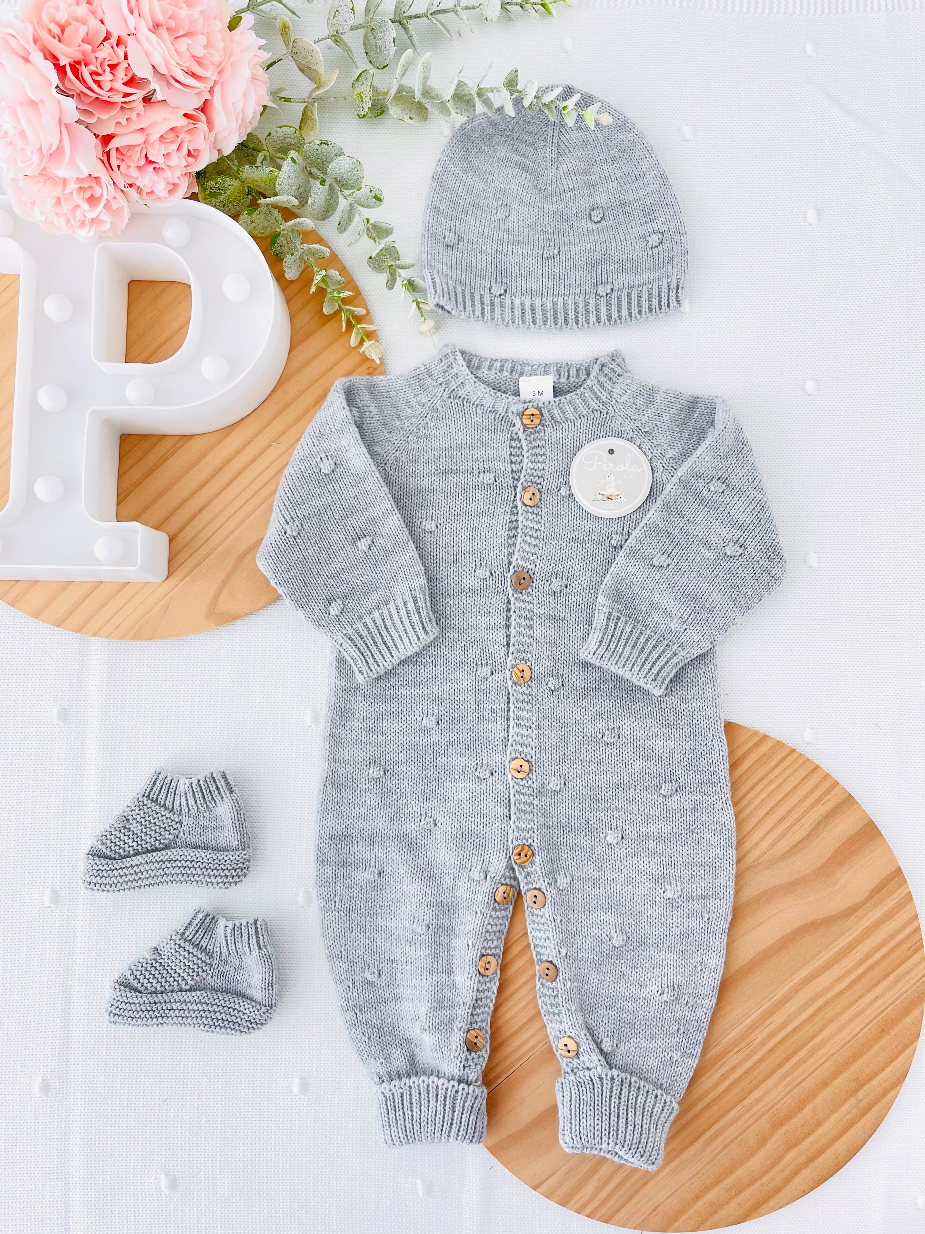 Conjunto bolinhas CINZA : macacão, gorro e carapins de malha