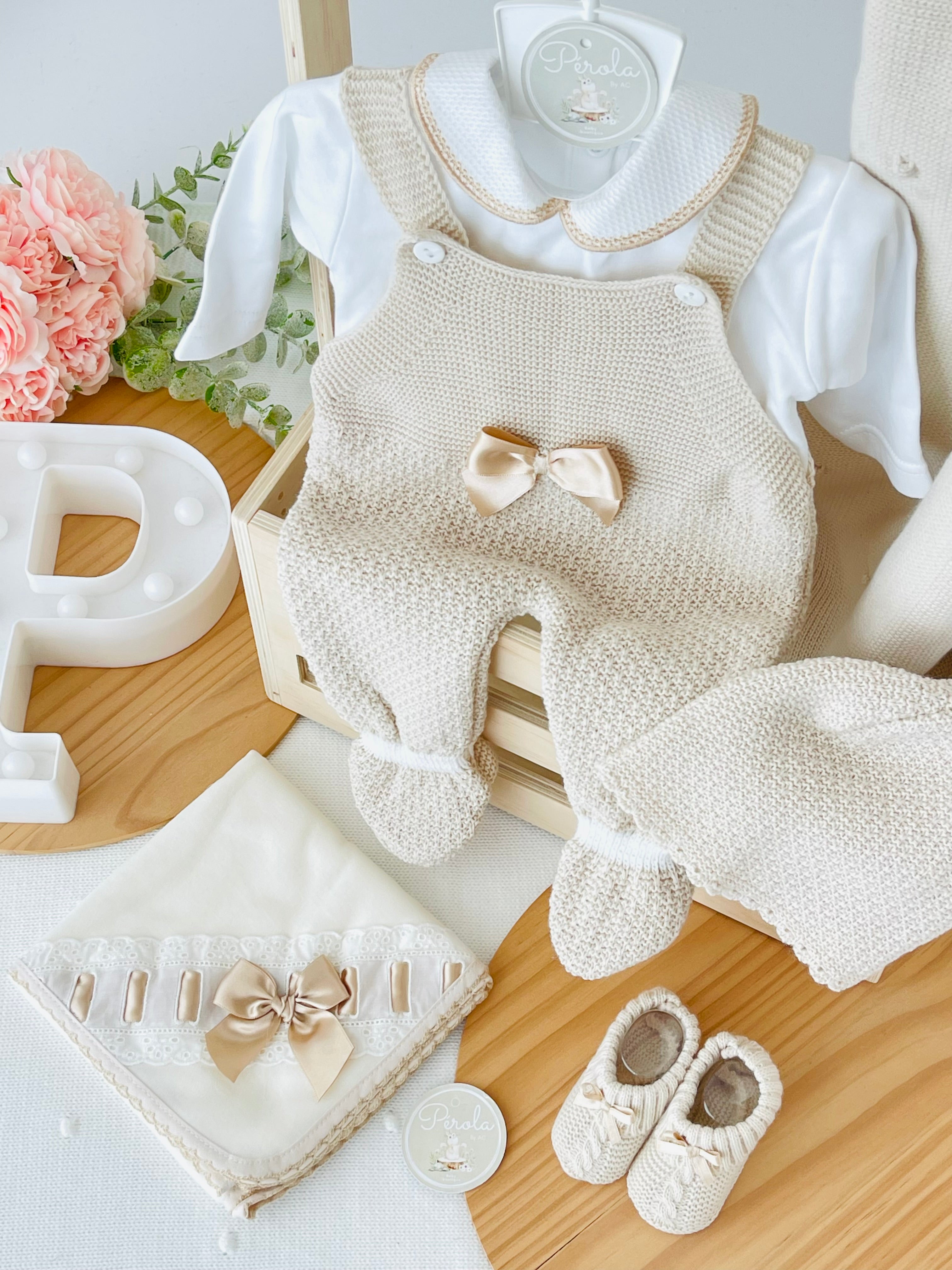 Saída de maternidade Amor de Mãe: jardineiras, camisola e gorro