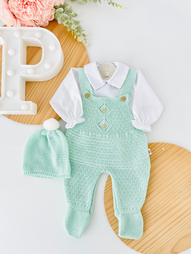 Saída de maternidade: camisa, gorro e jardineiras com pé