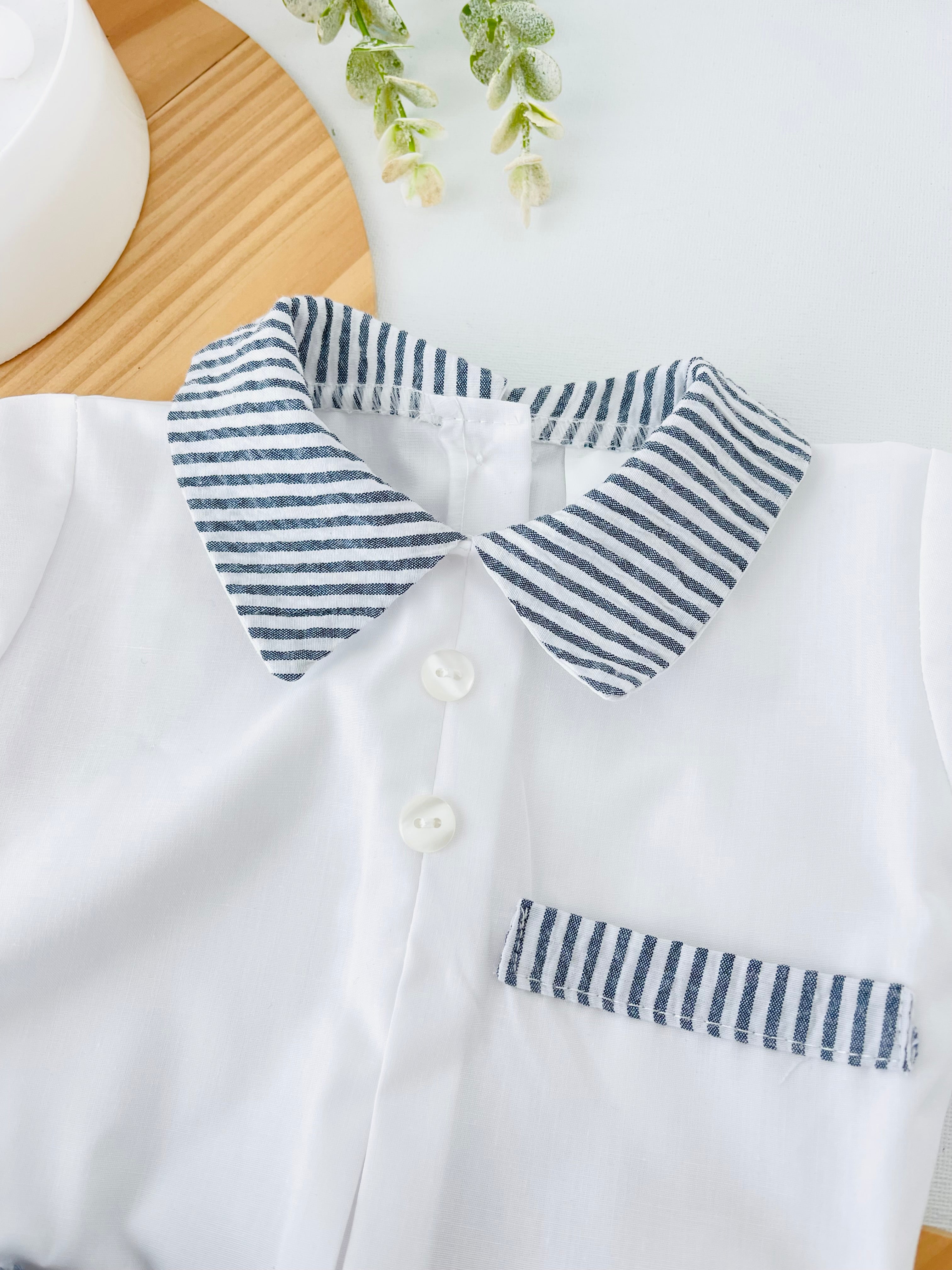 Calções e camisa risquinhas