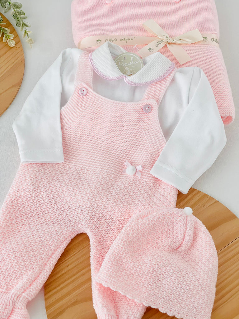 Pack saída de maternidade rosa 4 peças: manta, jardineiras, camisola e gorro