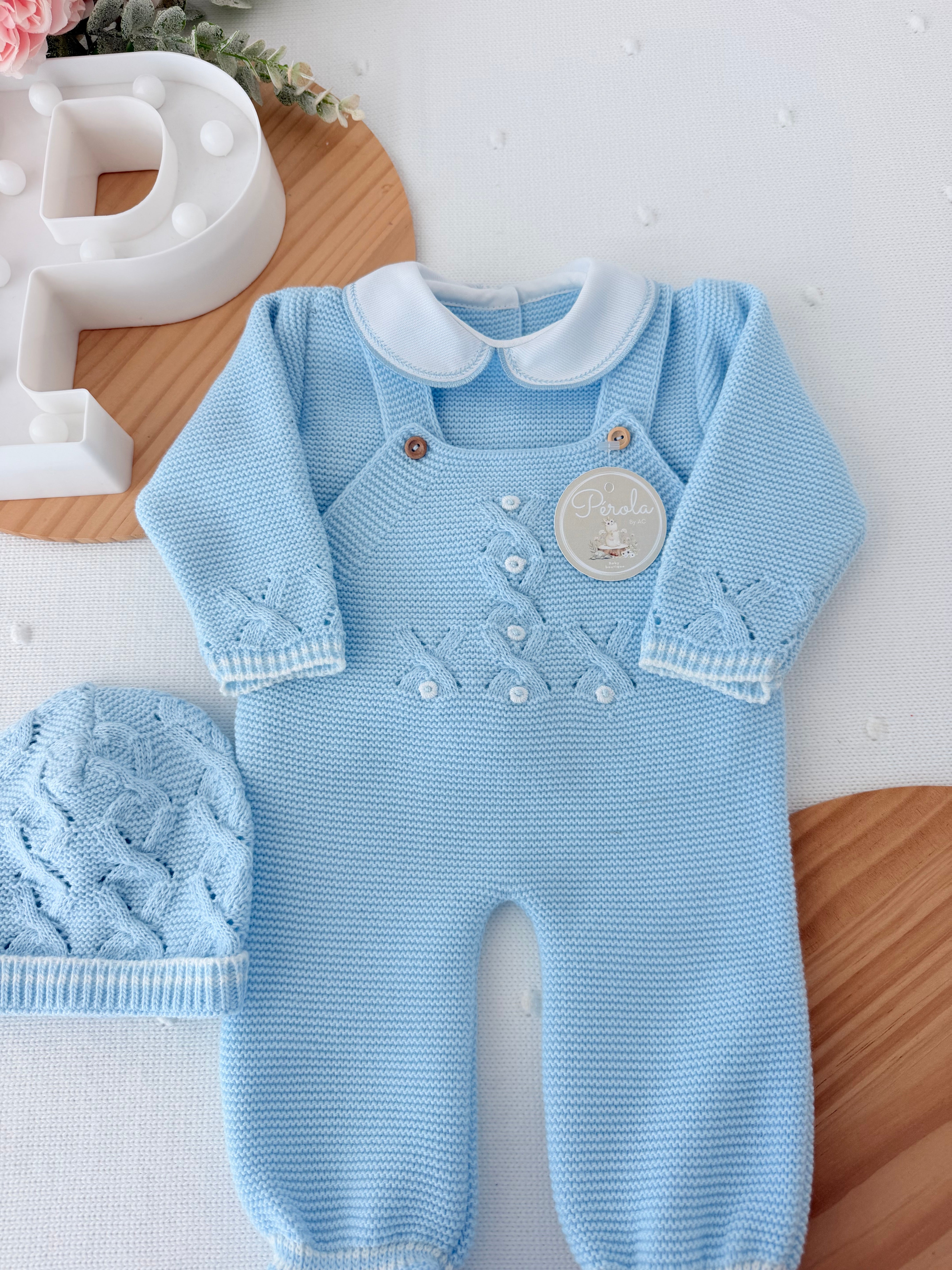Saída de maternidade azul : jardineiras, camisola e gorro malha quentinha