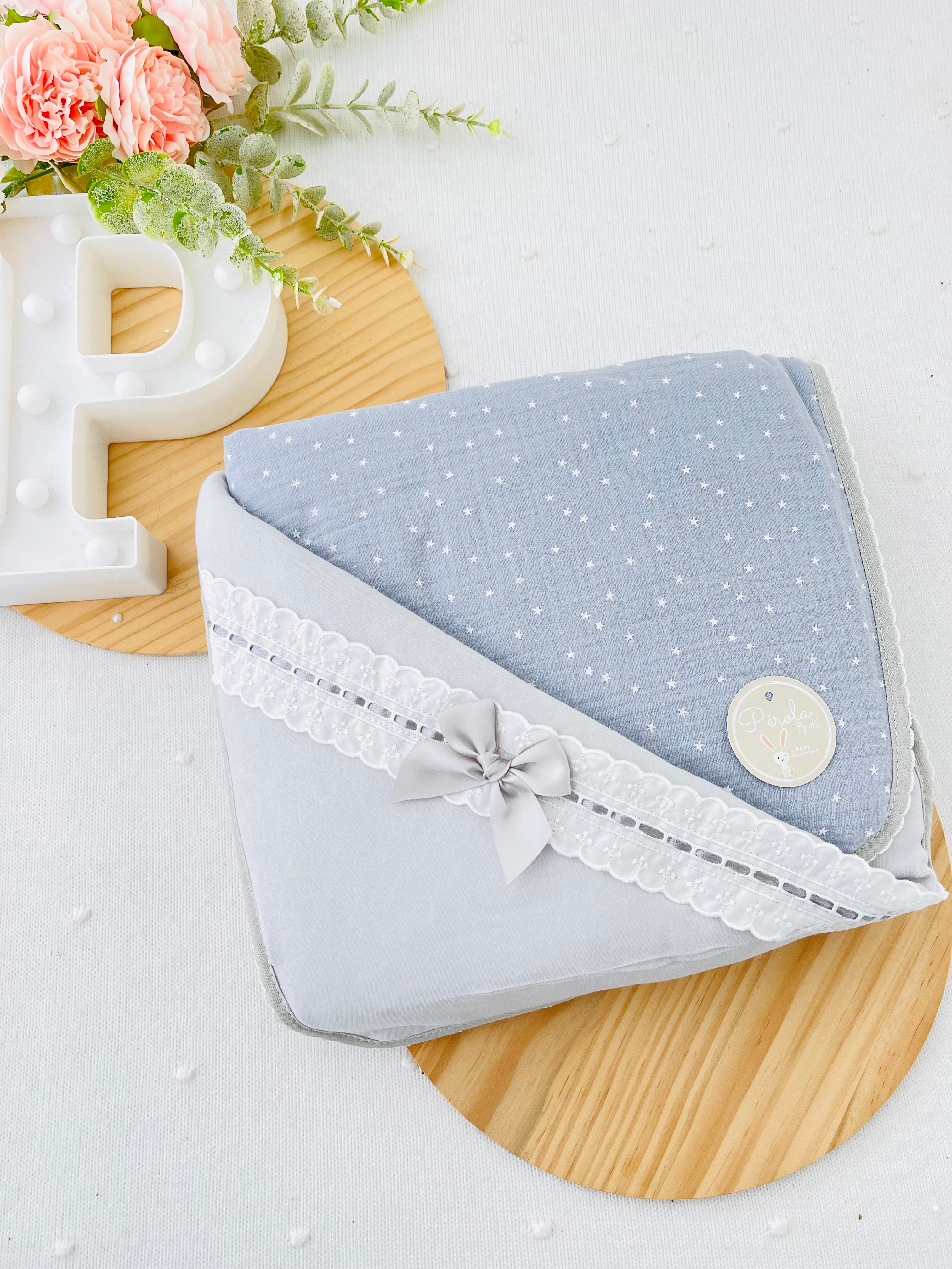 Manta estrelinhas em musselina com laço