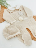 Conjunto Pompom bege: jardineiras, camisola e gorro