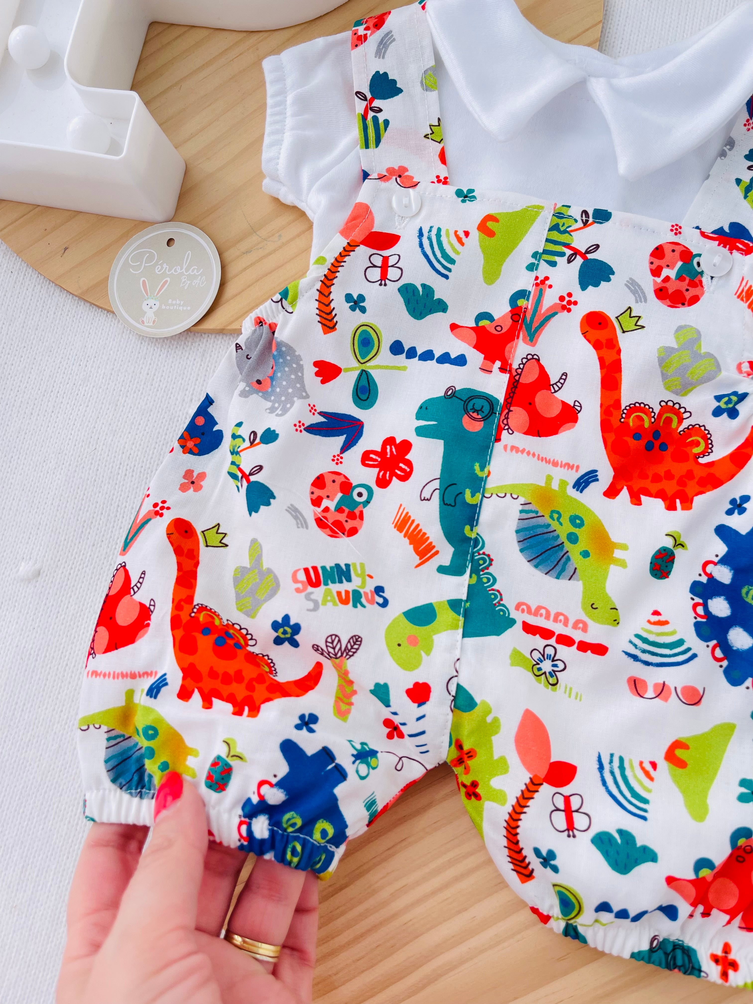 Conjunto Dinossauros : jardineiras e camisola