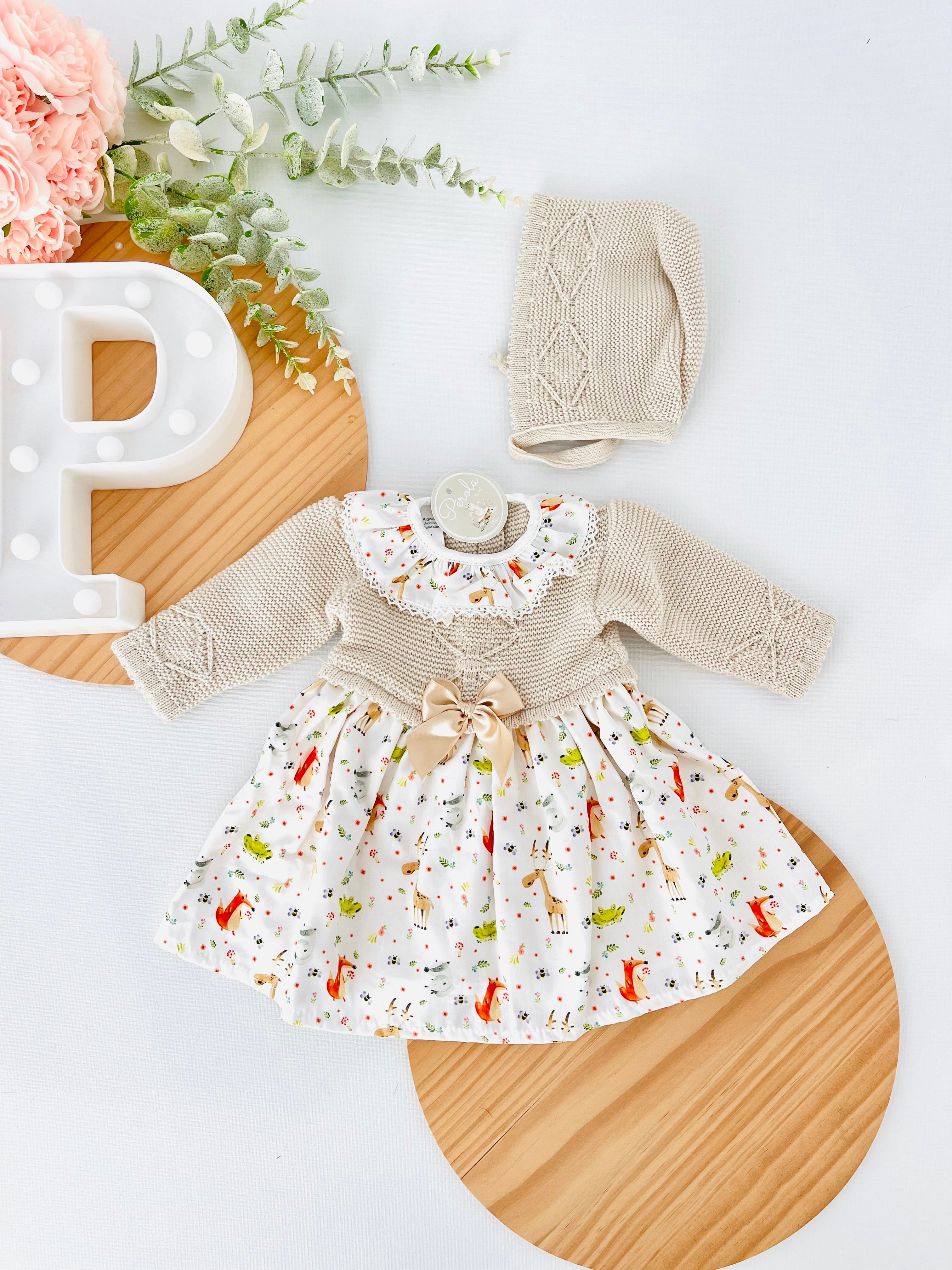 Vestido e touca Bege