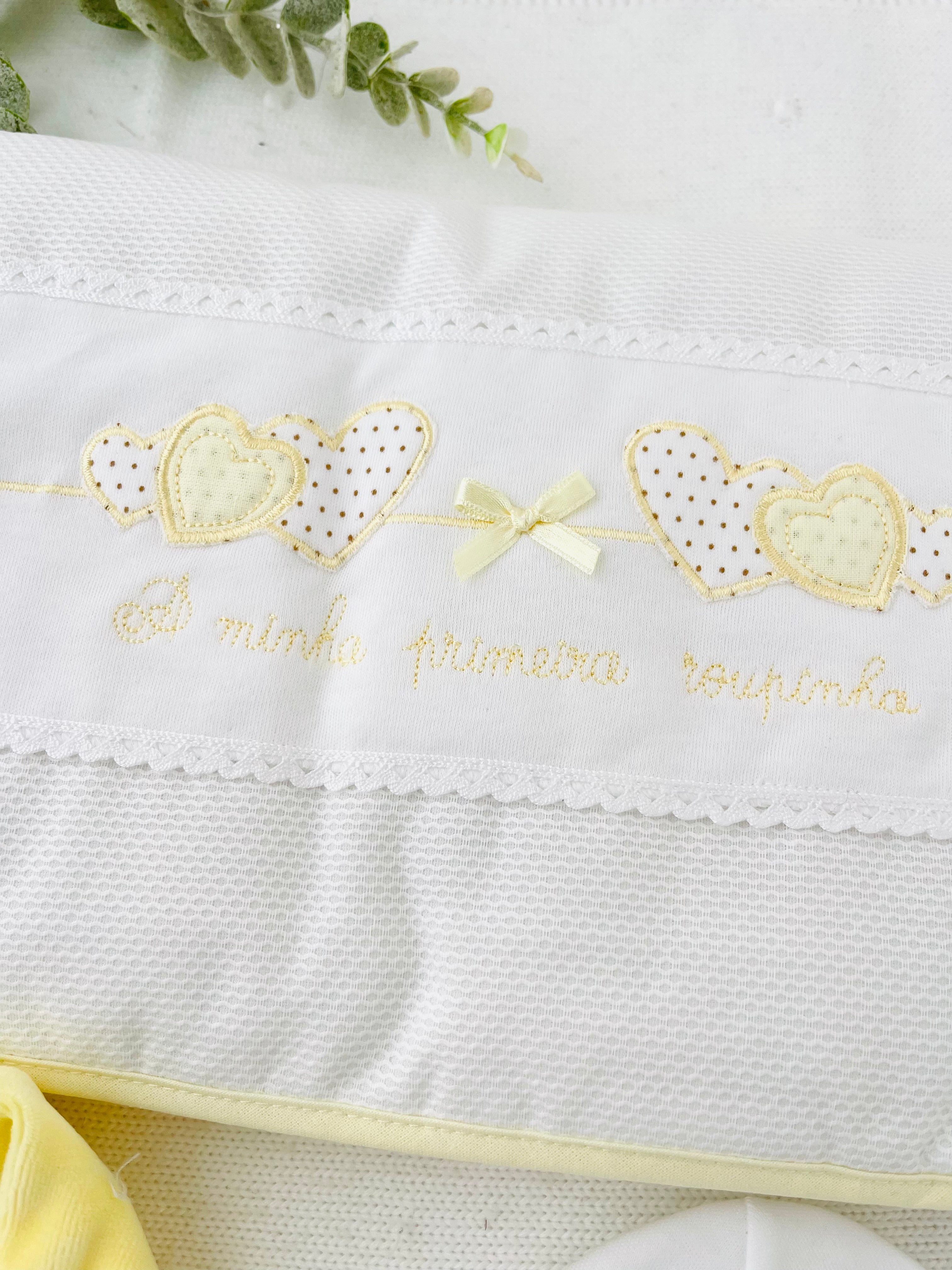 Conjunto A minha primeira roupinha em amarelo