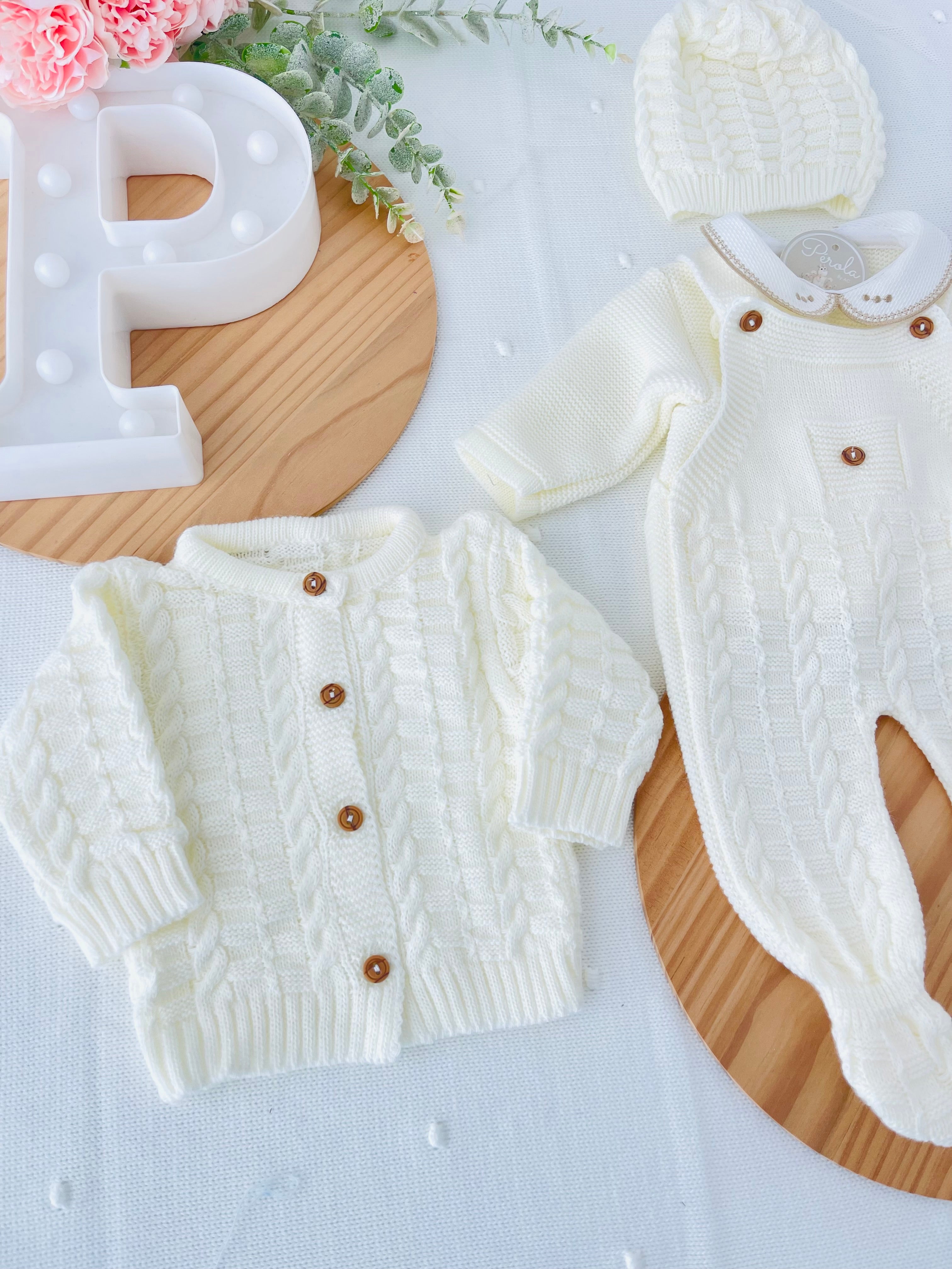 Saída de maternidade Aconchego 4 peças: casaco, jardineiras, camisola e gorro