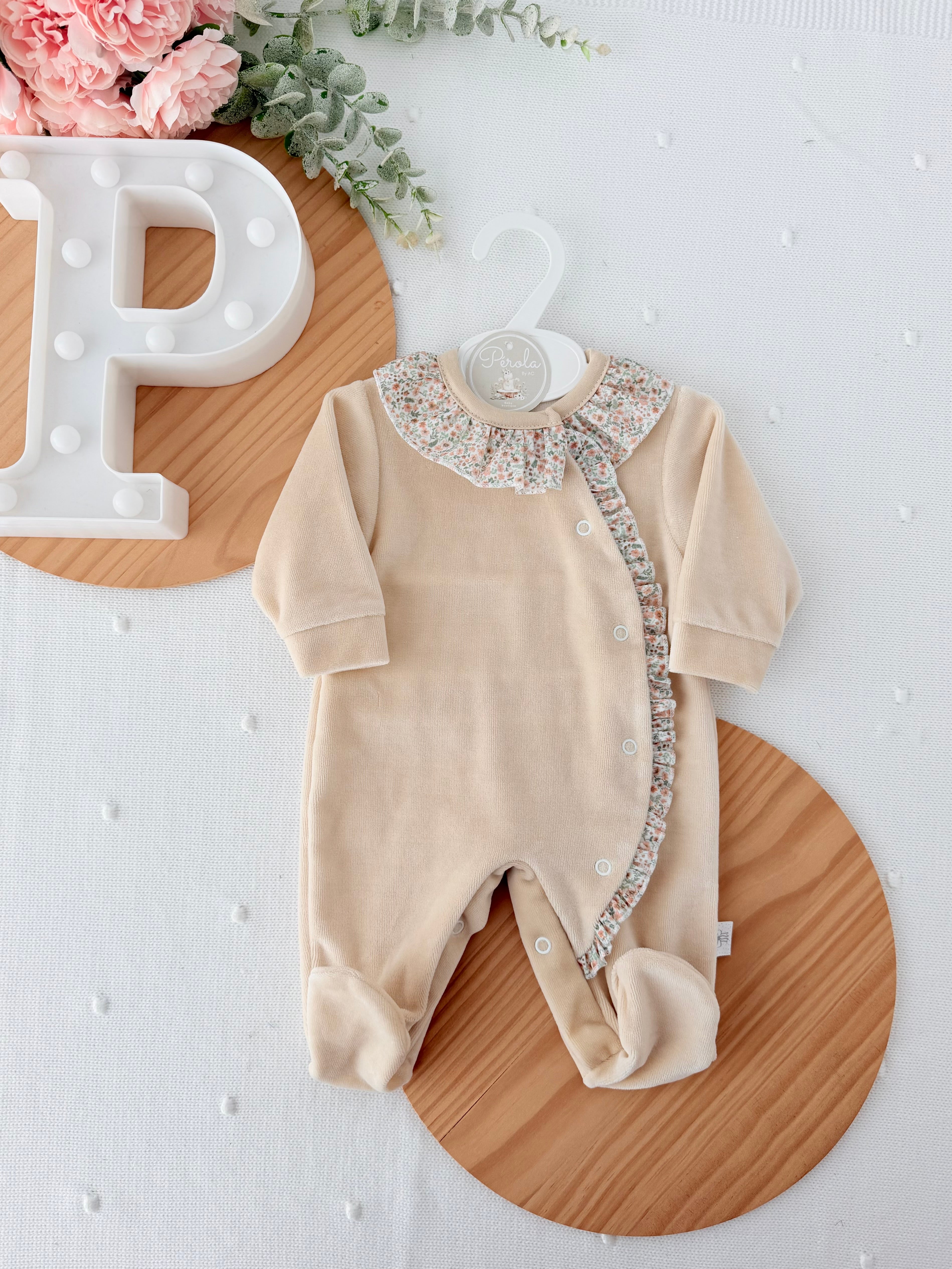 Babygrow tema flores em VELUDO bege