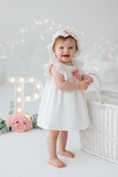 Vestido e chapéu com laço