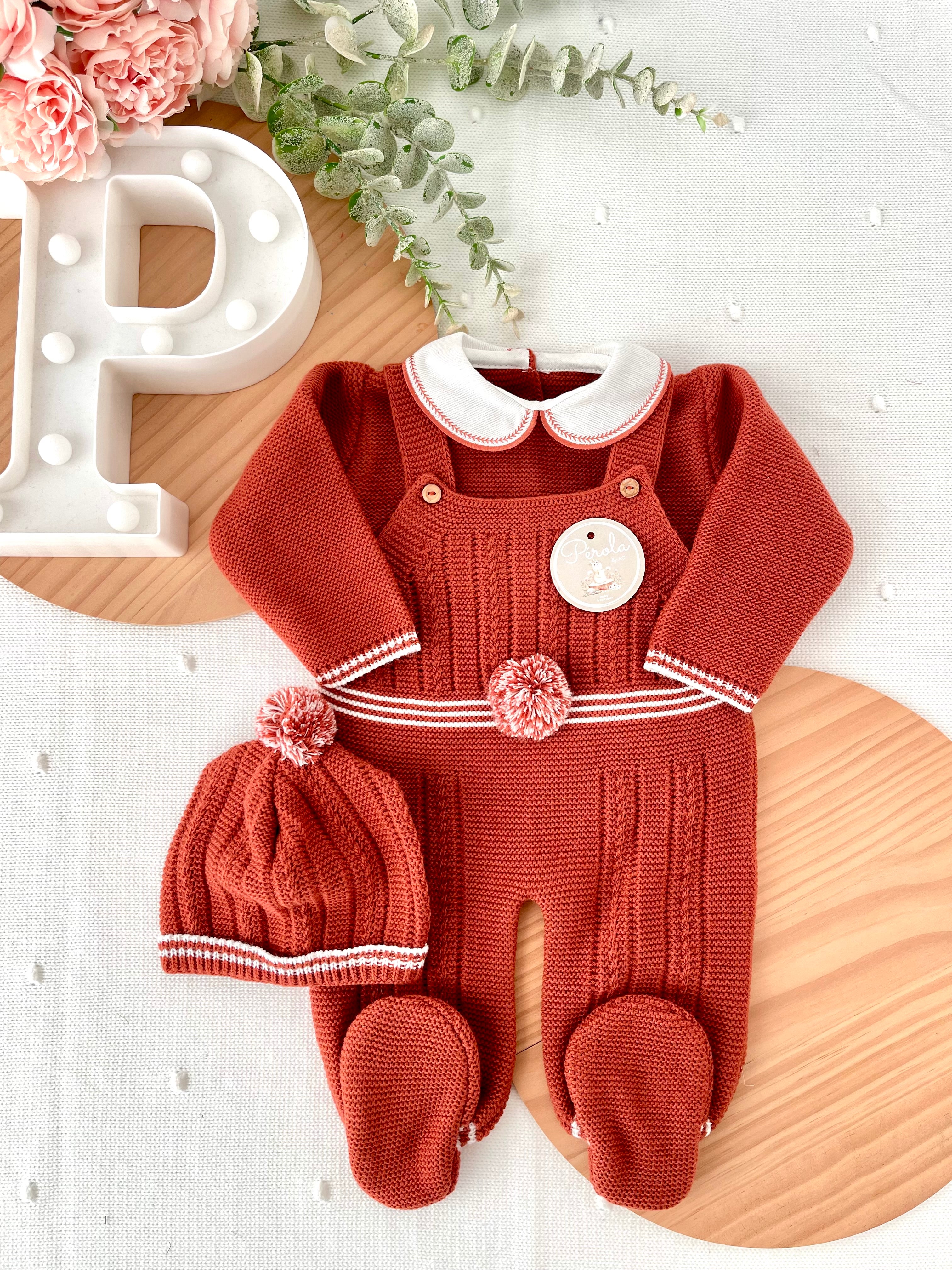 Conjunto Pompom Tijolo: jardineiras, camisola e gorro