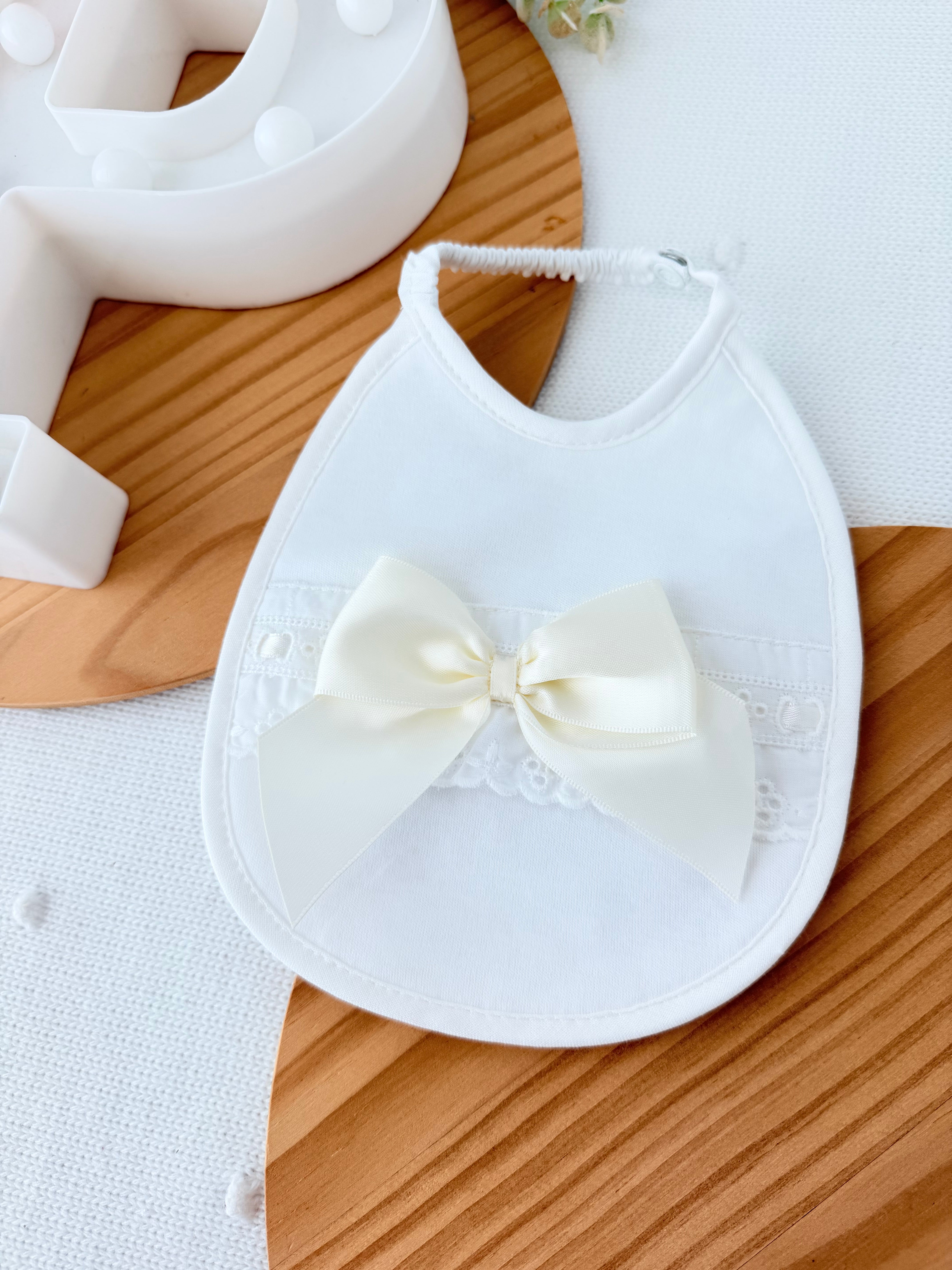 Babete branco com laço