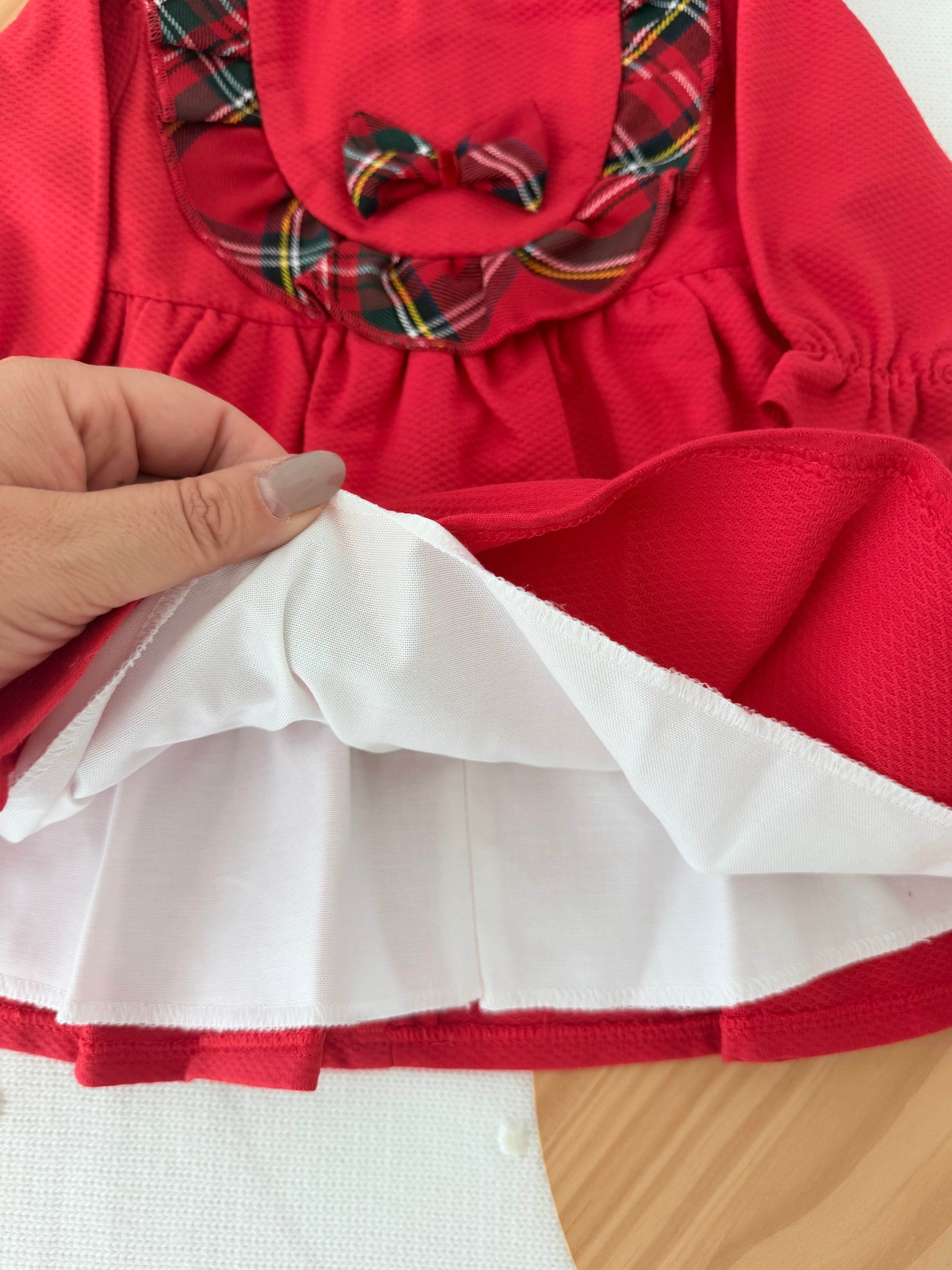 Vestido e boina em vermelho