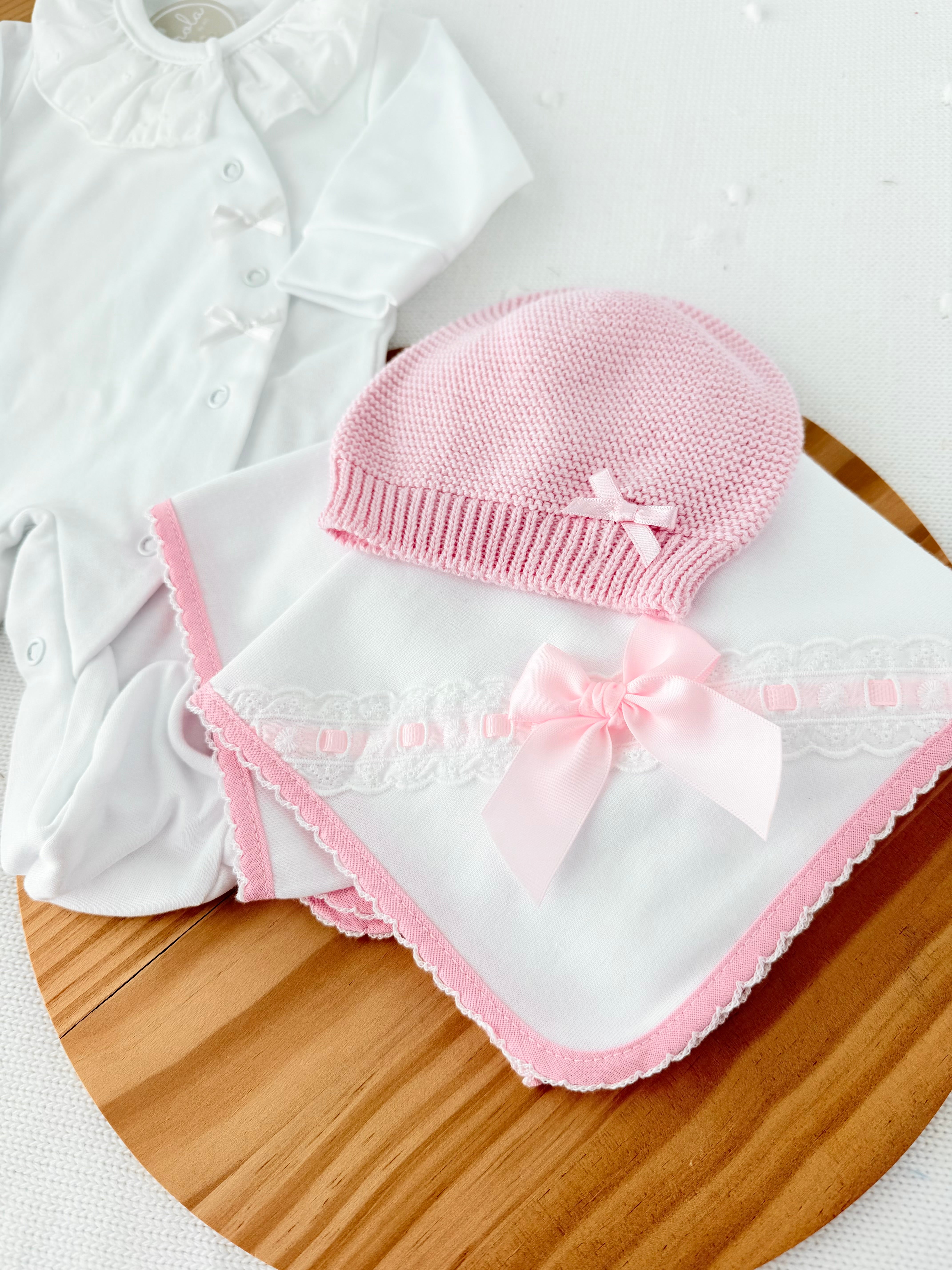 Pack 3 peças Branco/ROSA: Babygrow, gorro malha e fralda