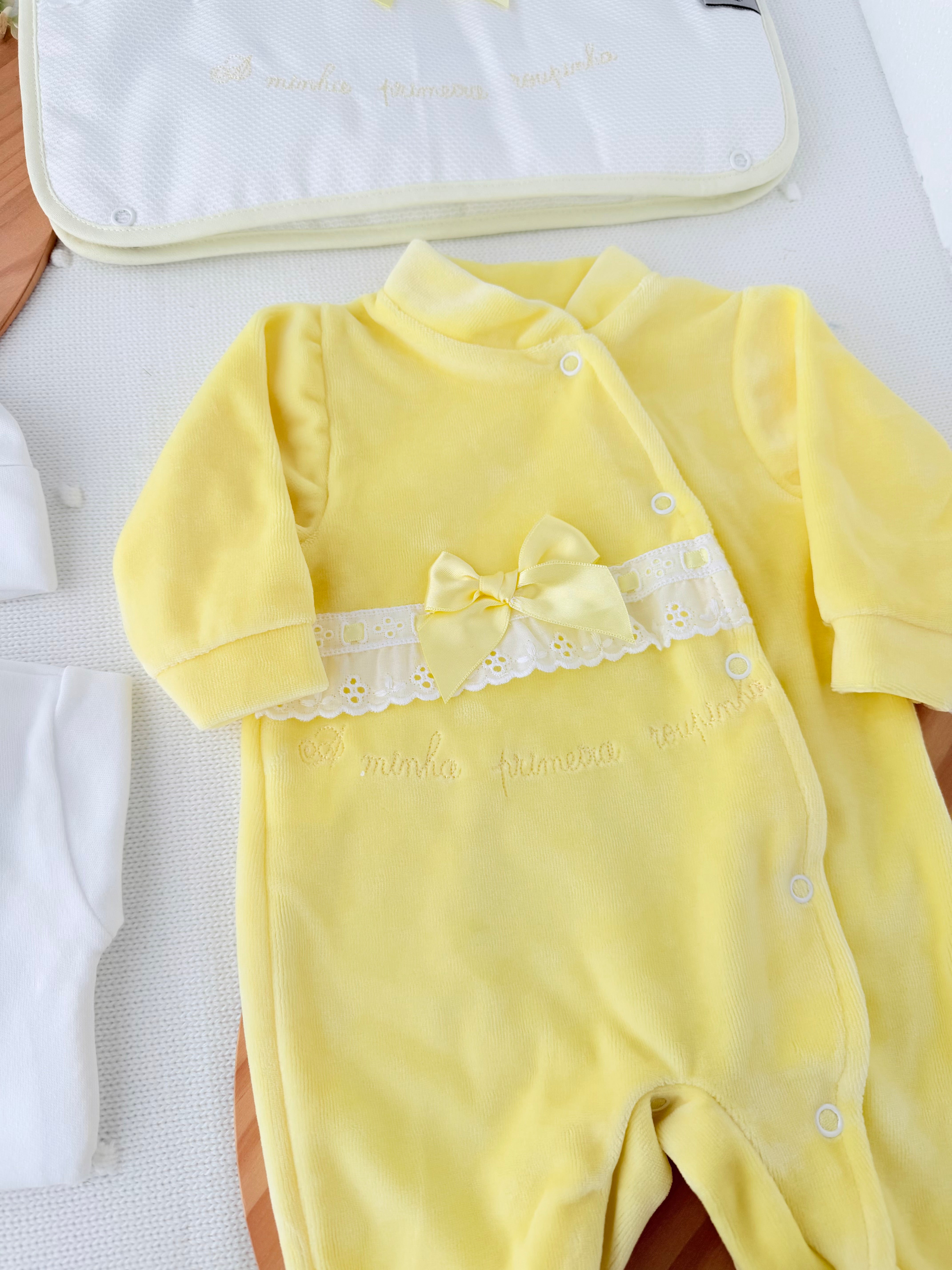 Conjunto primeira roupinha veludo em Amarelo