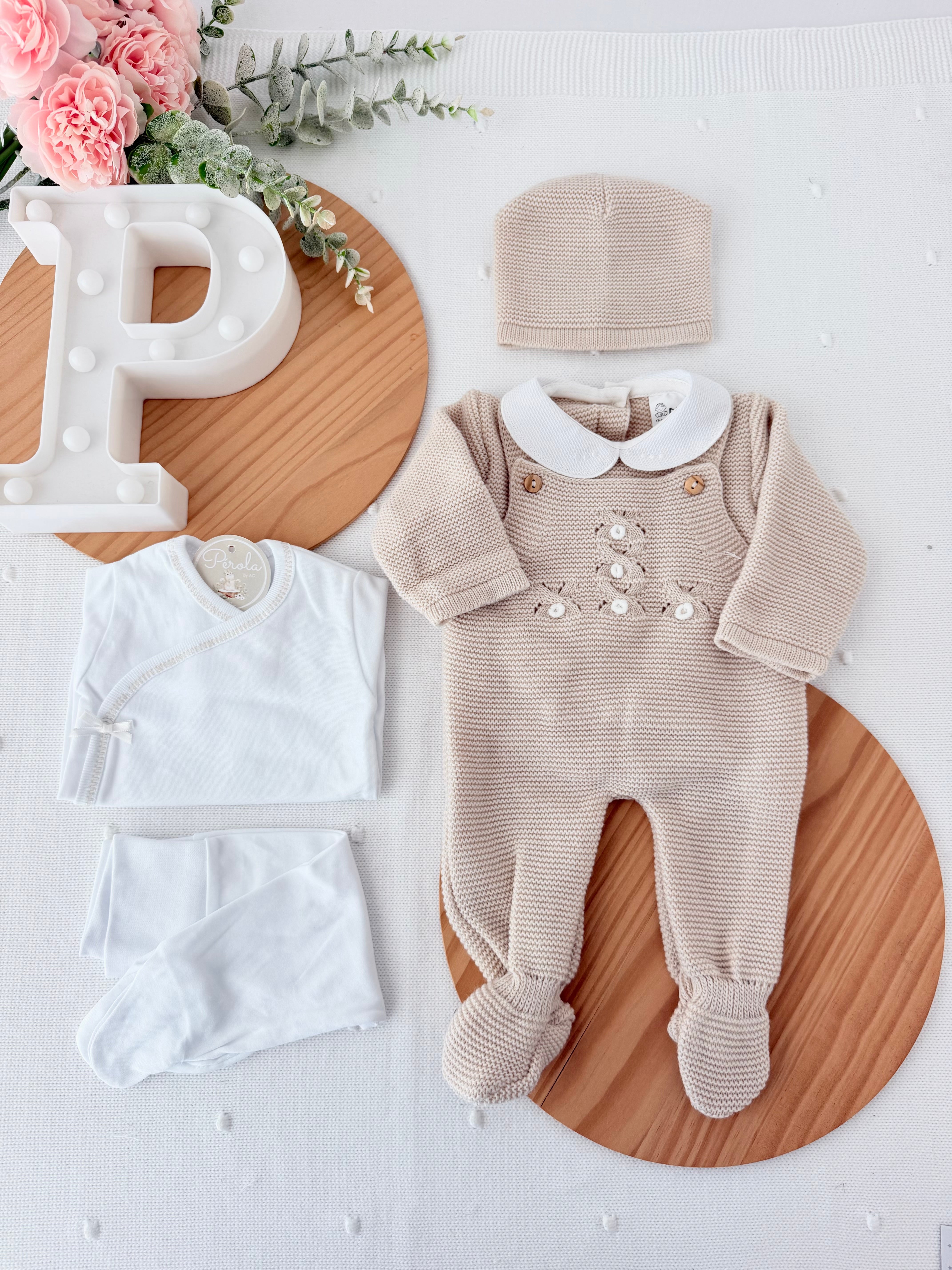 Pack saída de maternidade Bege 5 peças: body, calças, jardineiras, camisola e gorro