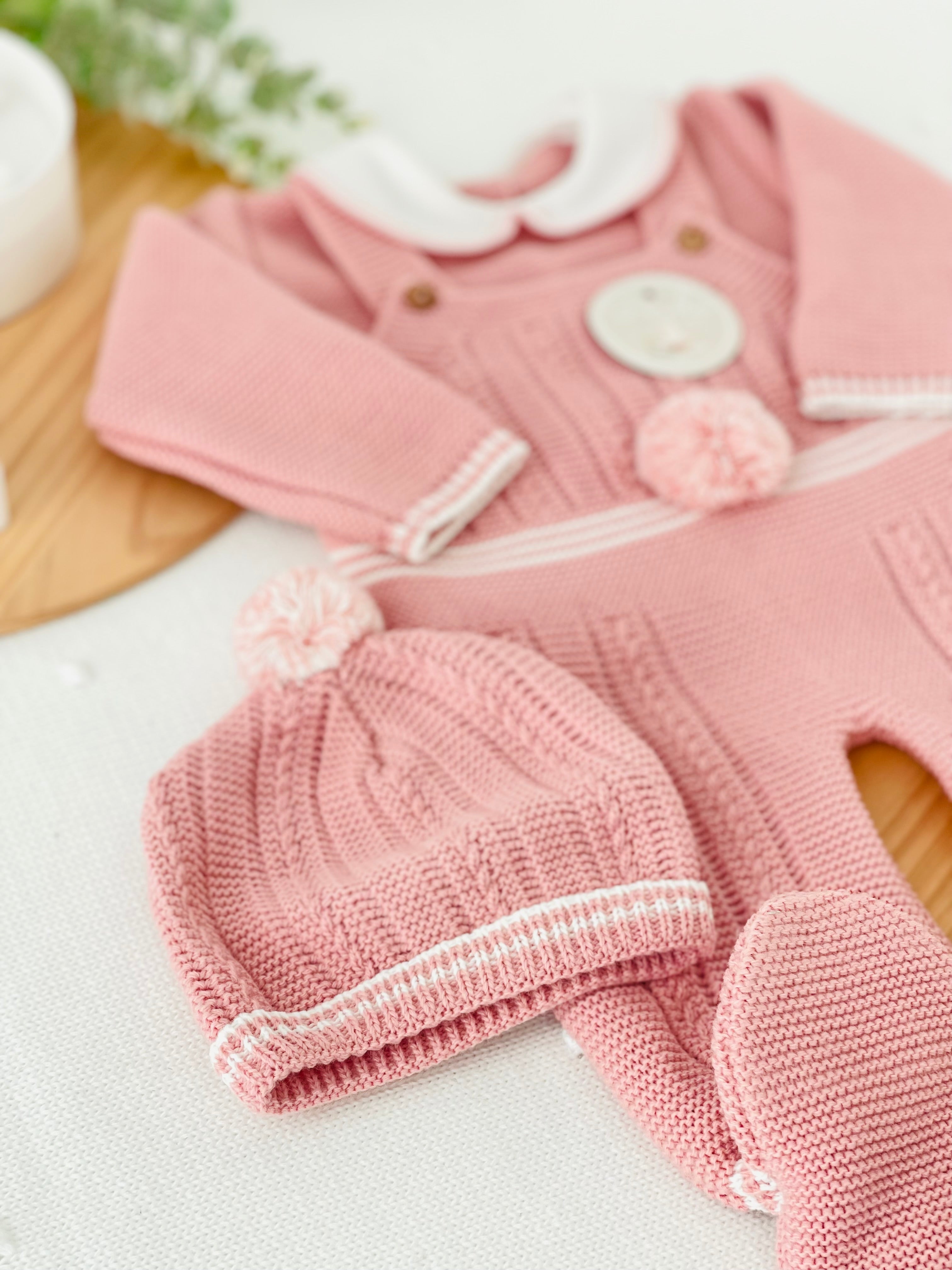 Conjunto Pompom rosa velho: jardineiras, camisola e gorro