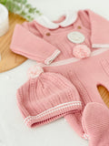 Conjunto Pompom rosa velho: jardineiras, camisola e gorro