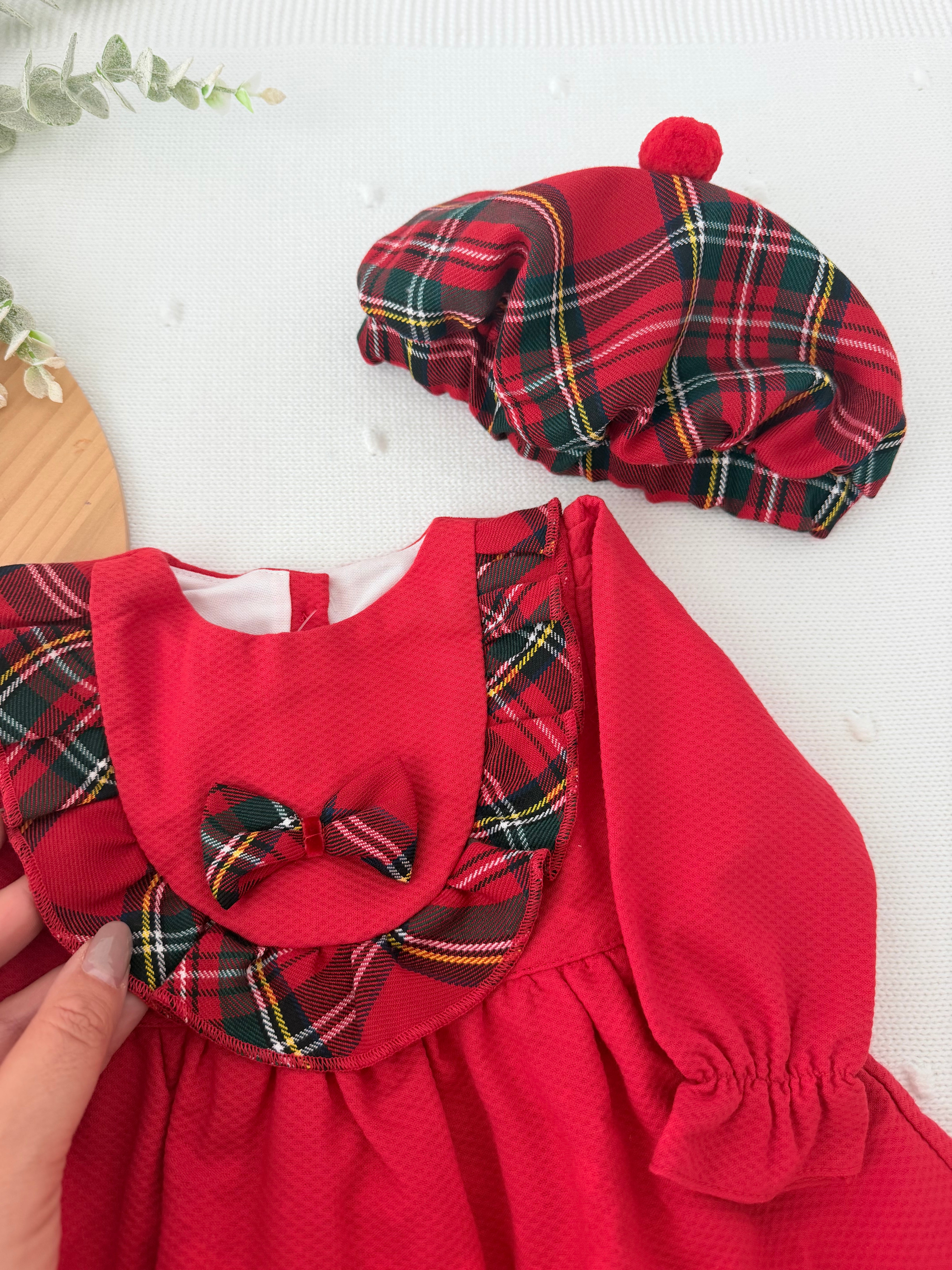 Vestido e boina em vermelho