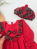 Vestido e boina em vermelho