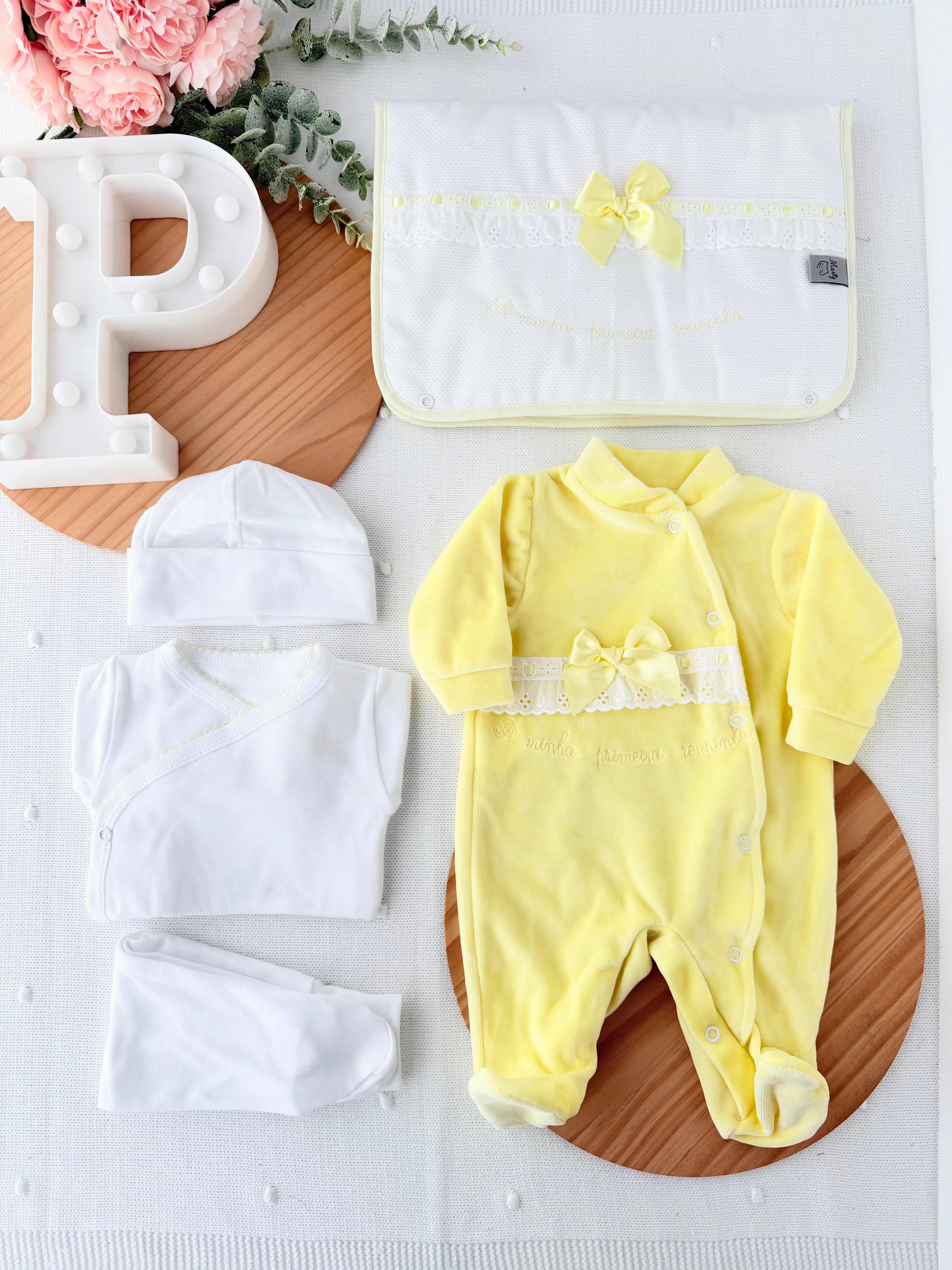 Conjunto primeira roupinha veludo em Amarelo