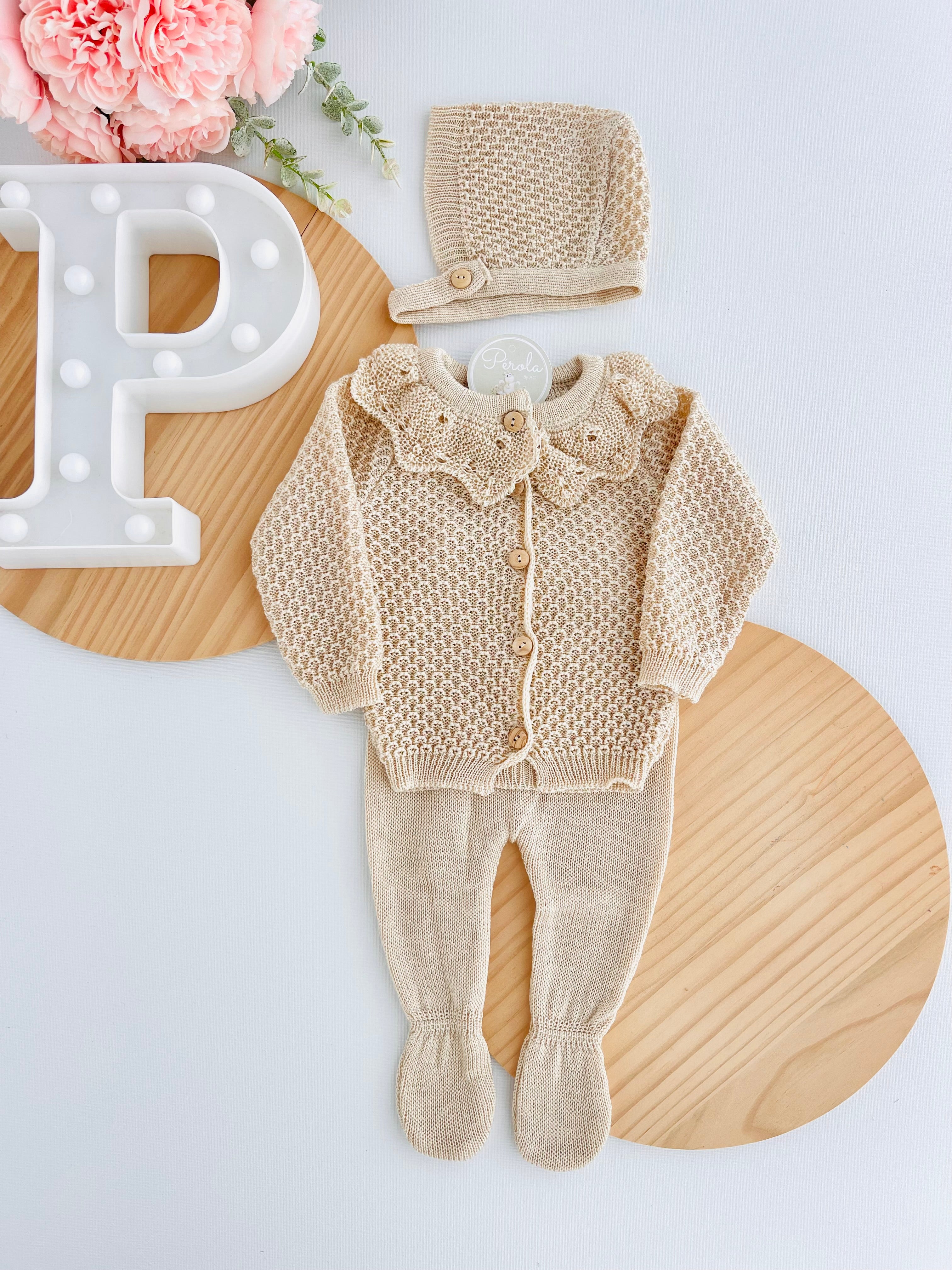 Conjunto malha com golinha: casaco, calças e touca- malha fina