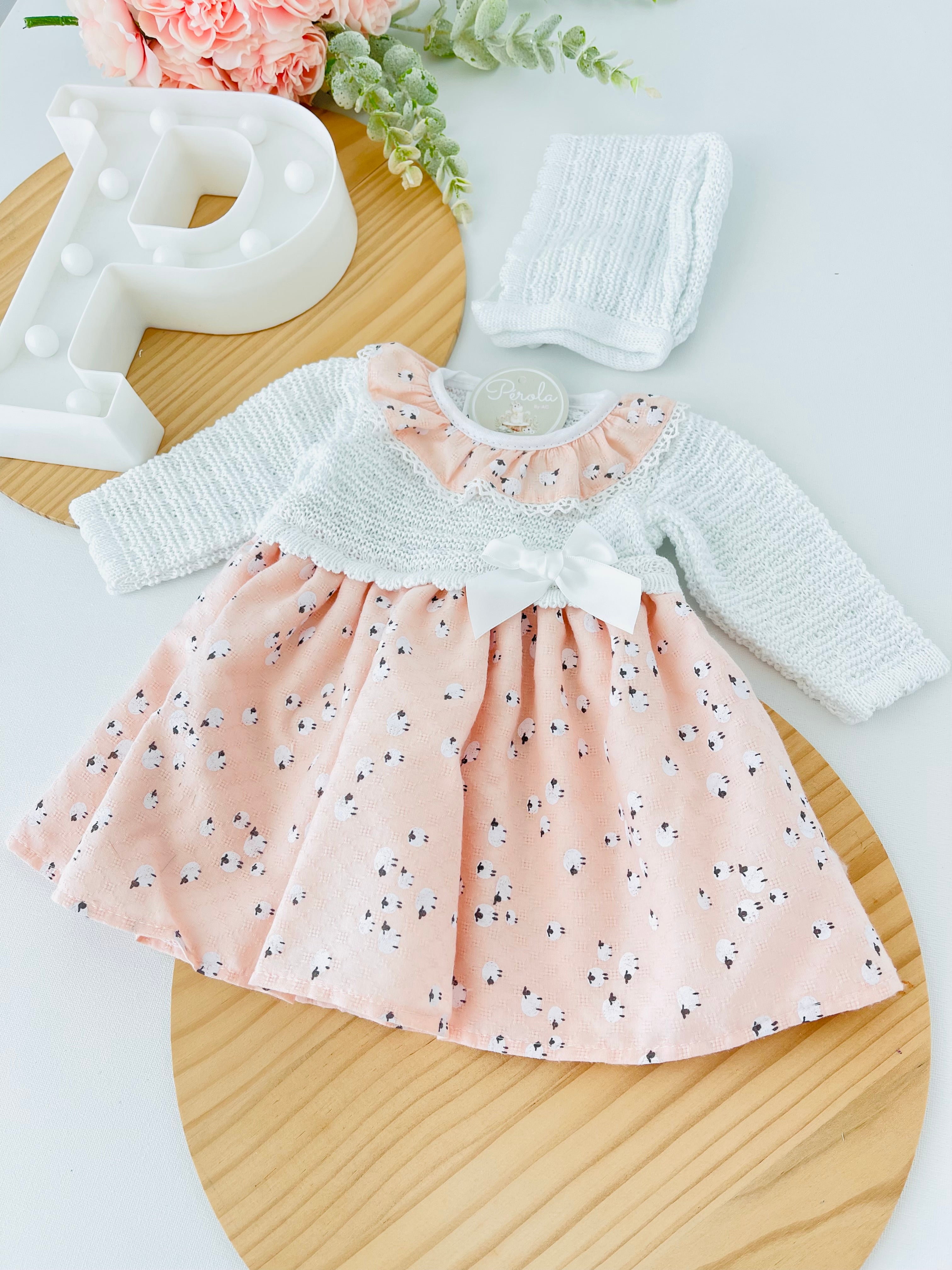 Conjunto ovelhinhas: vestido e touca Primavera/verão