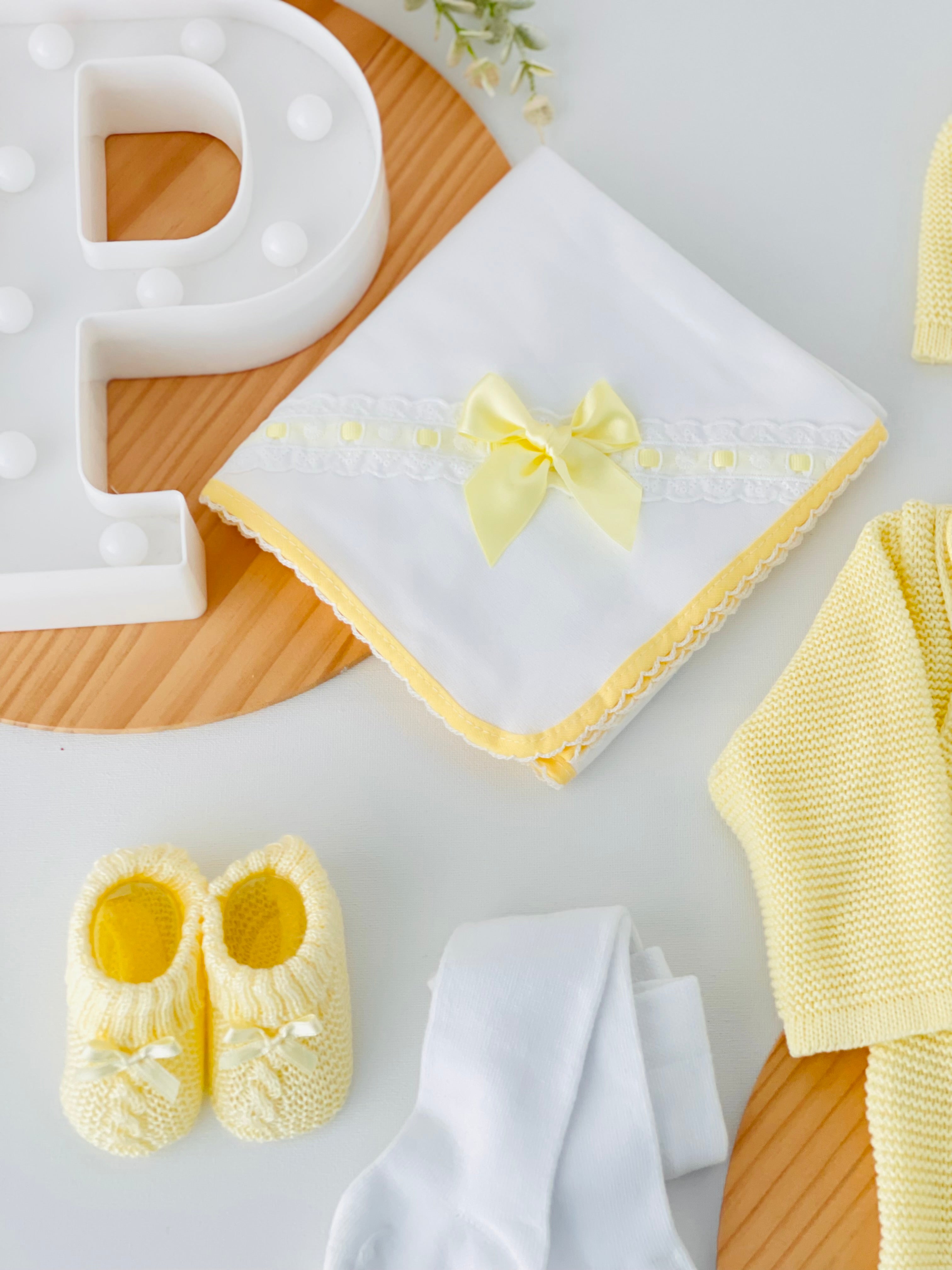 Pack amarelo 6 peças: fofo, camisola, gorro, collants, carapins e fralda