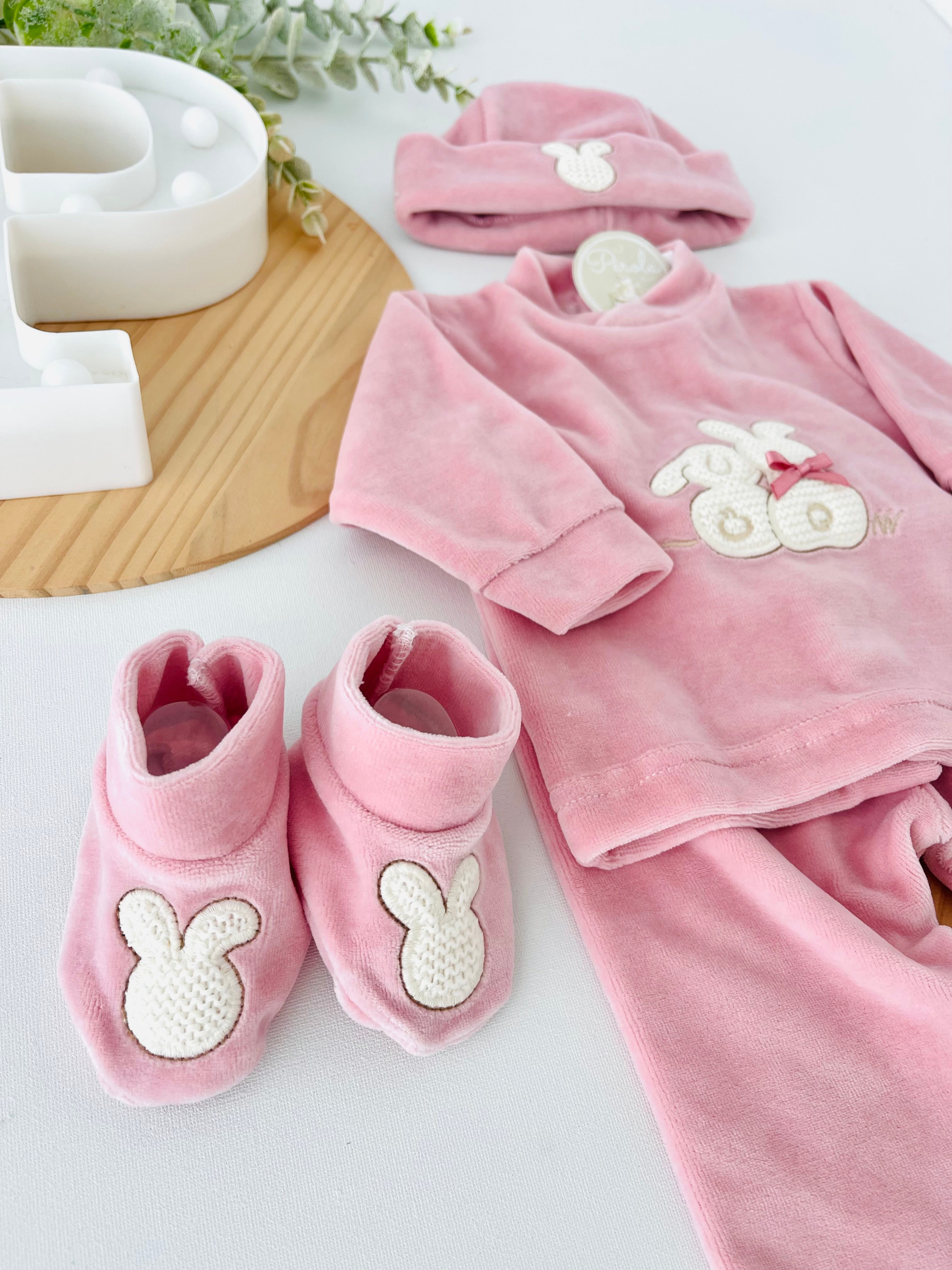Conjunto em veludo 4 peças tema coelhinho : calças, camisola, carapins e gorro