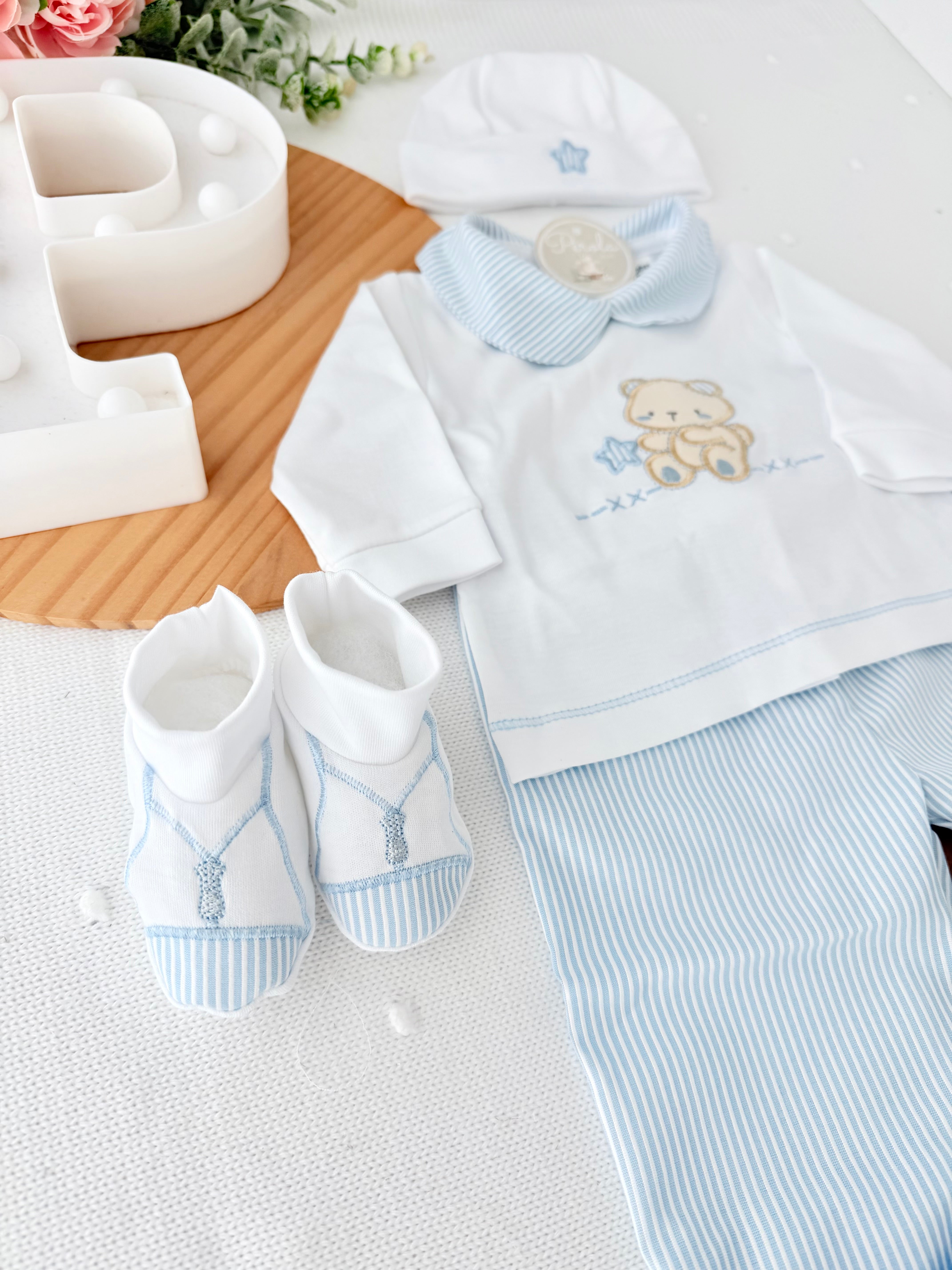 Conjunto algodão menino 4 peças : calças, camisola, carapins e gorro