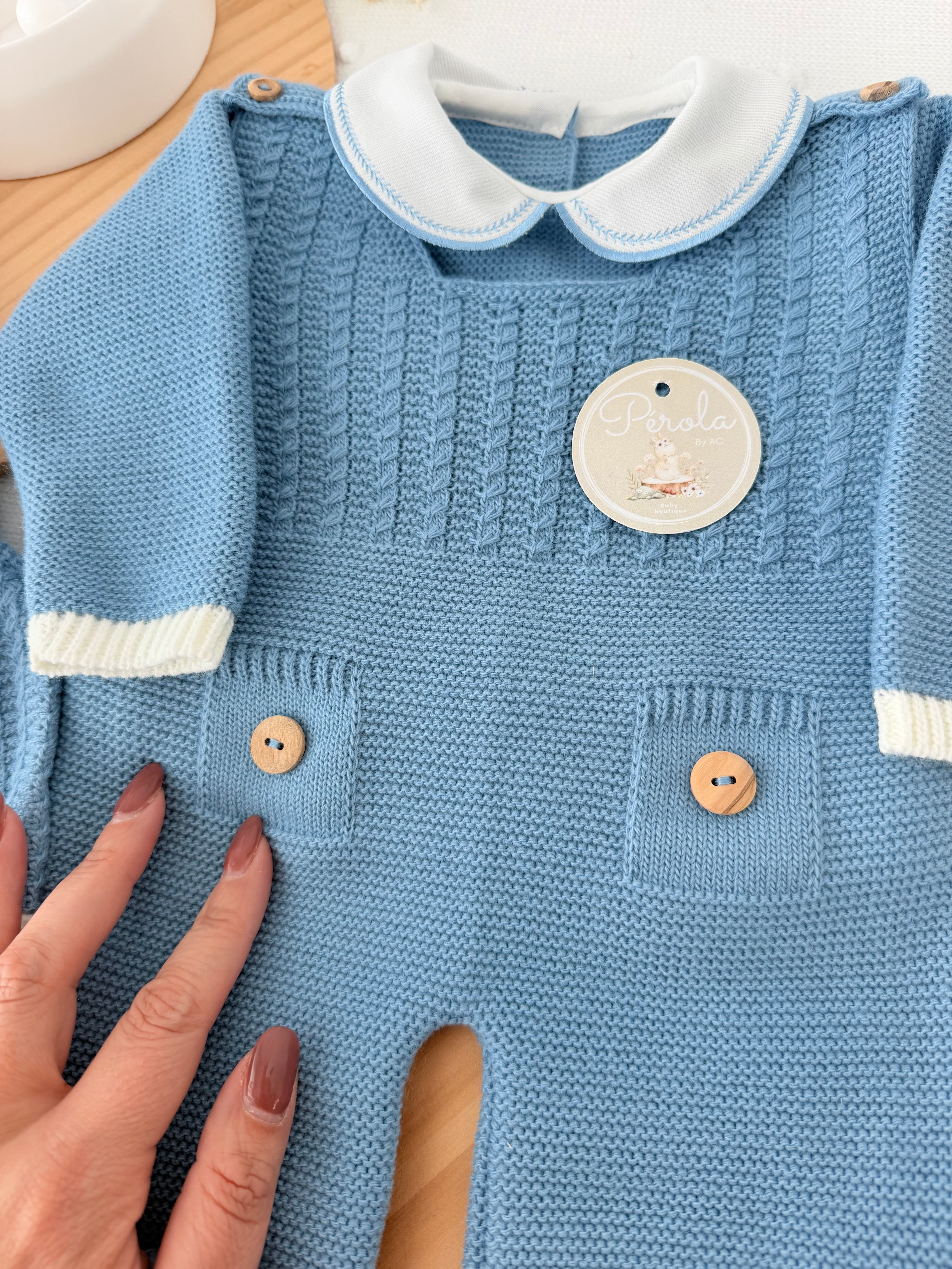 Saída de maternidade azul cobalto: jardineiras, camisola e gorro malha quentinha