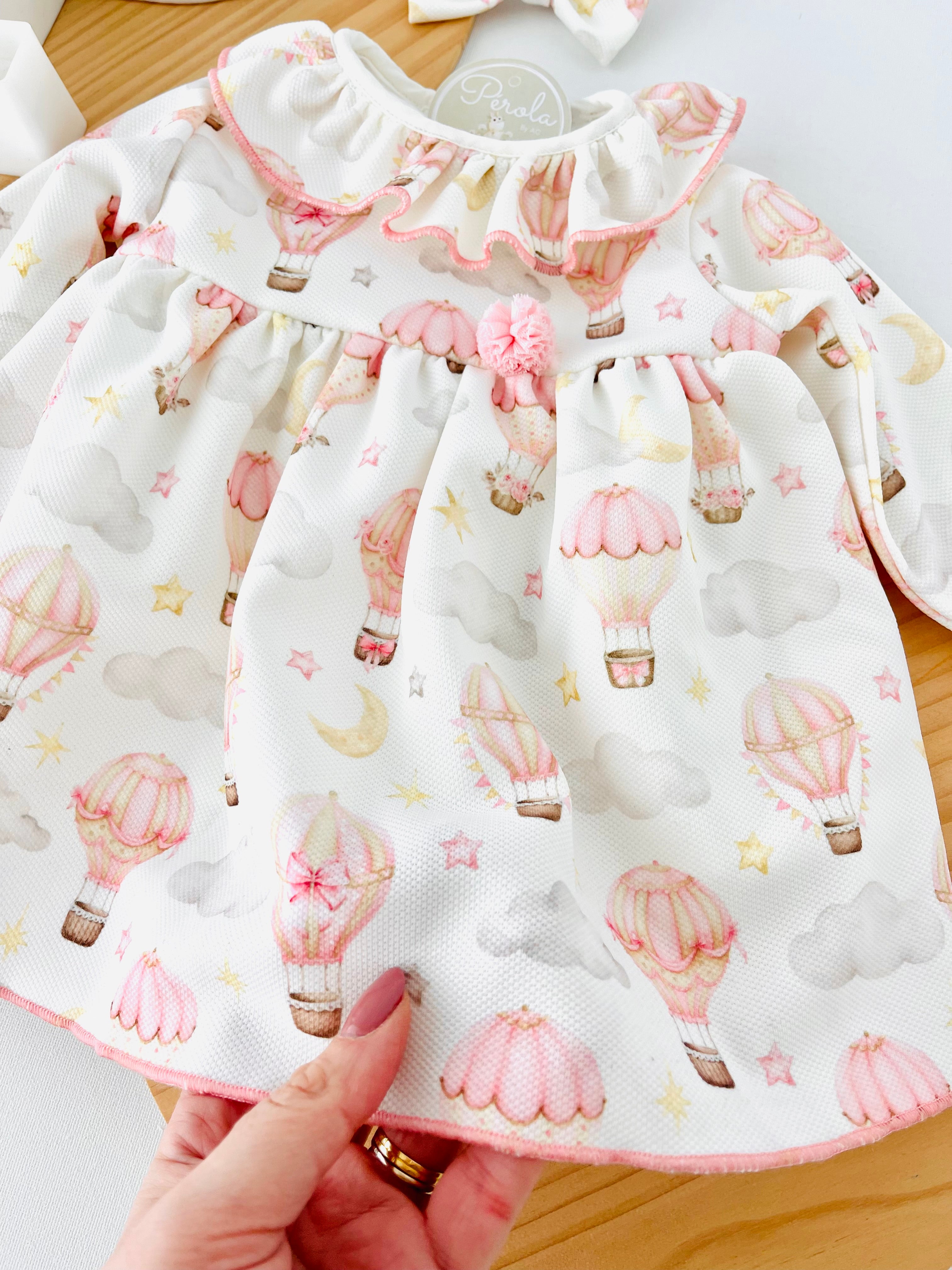 Vestido e laço para o cabelo