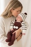 Conjunto risquinhas castanho: jardineiras, camisola e gorro