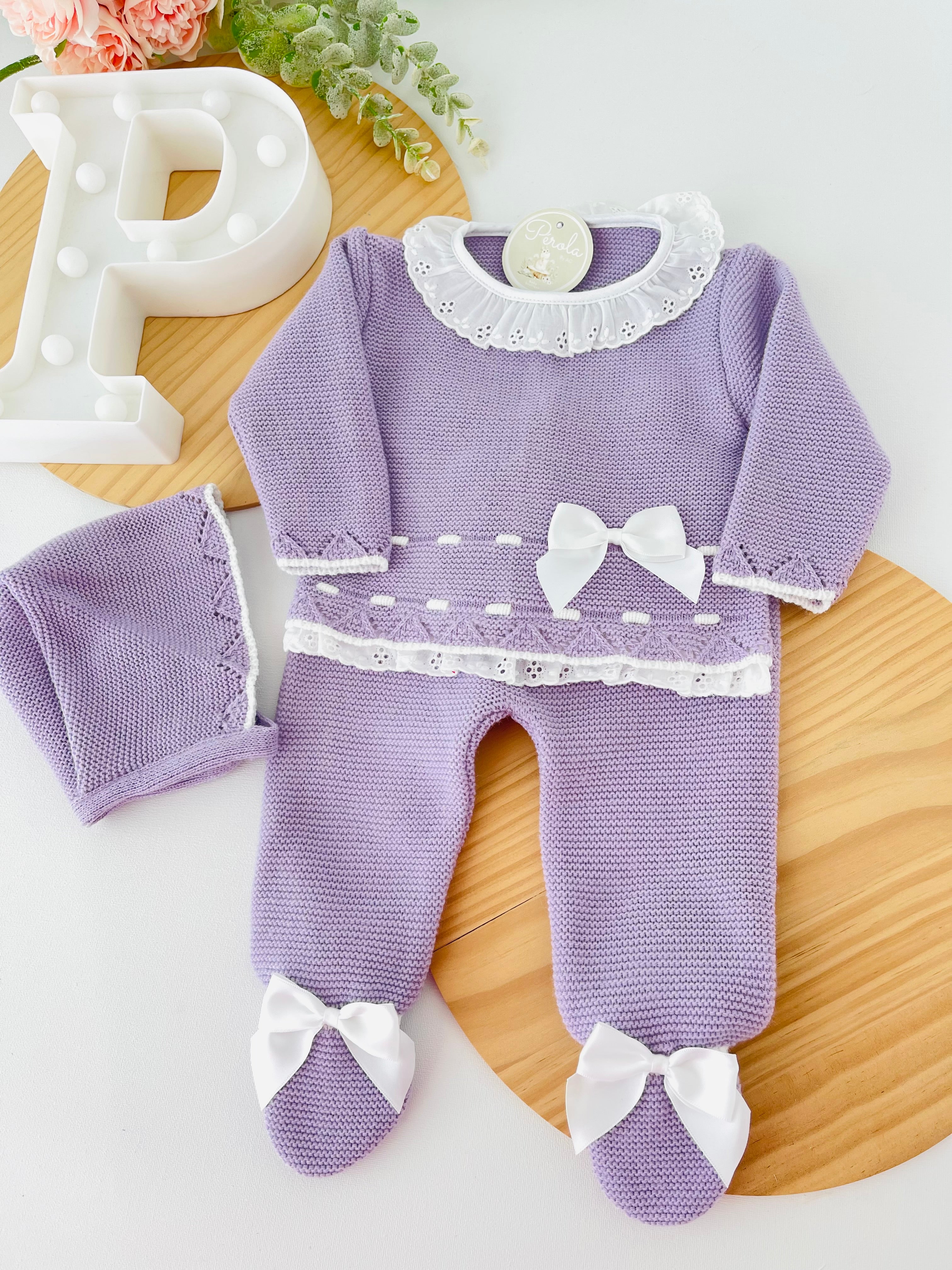 Conjunto rendinha lilás: camisola, calças e touca