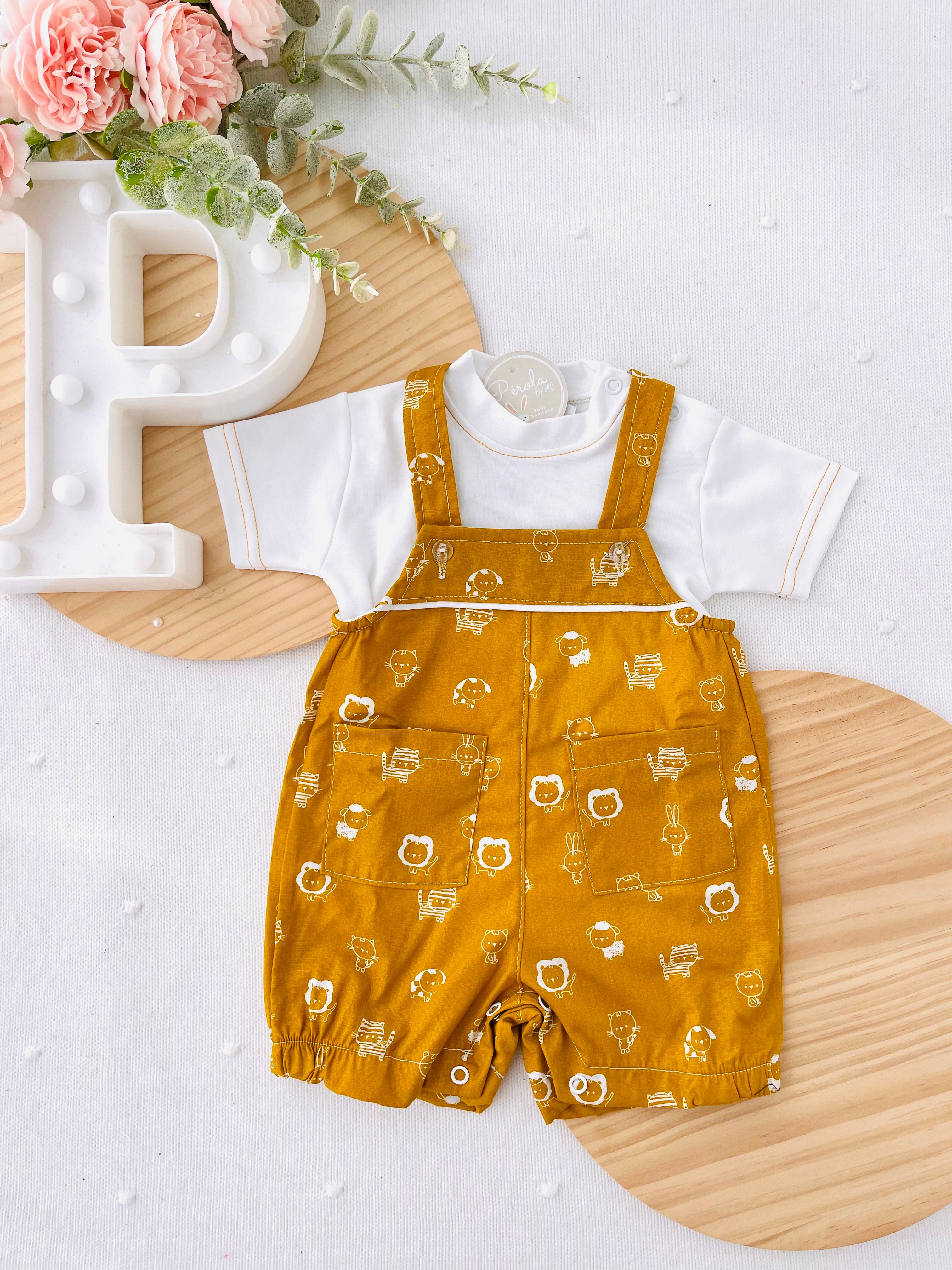 Jardineiras e tshirt amarelo