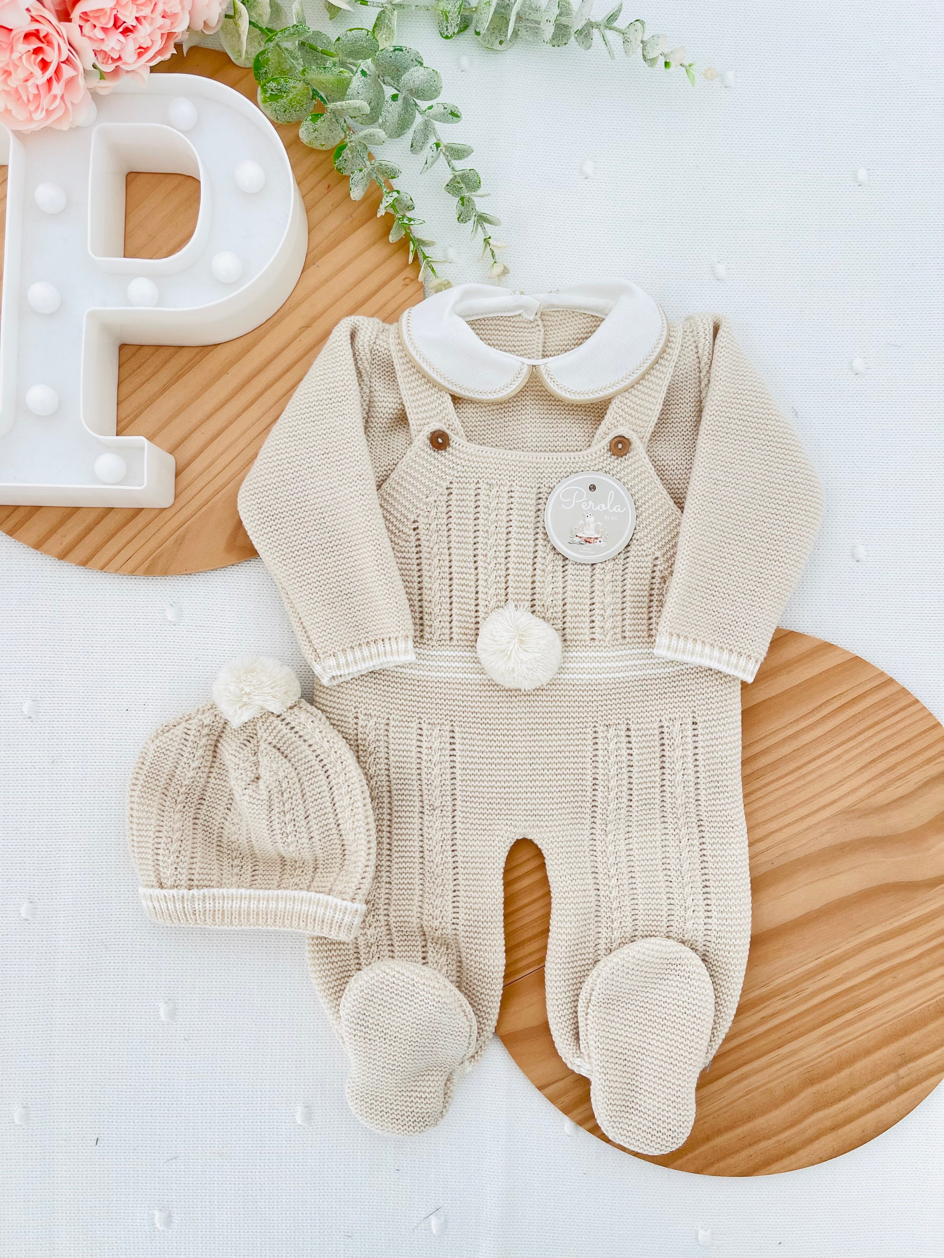 Conjunto Pompom bege: jardineiras, camisola e gorro