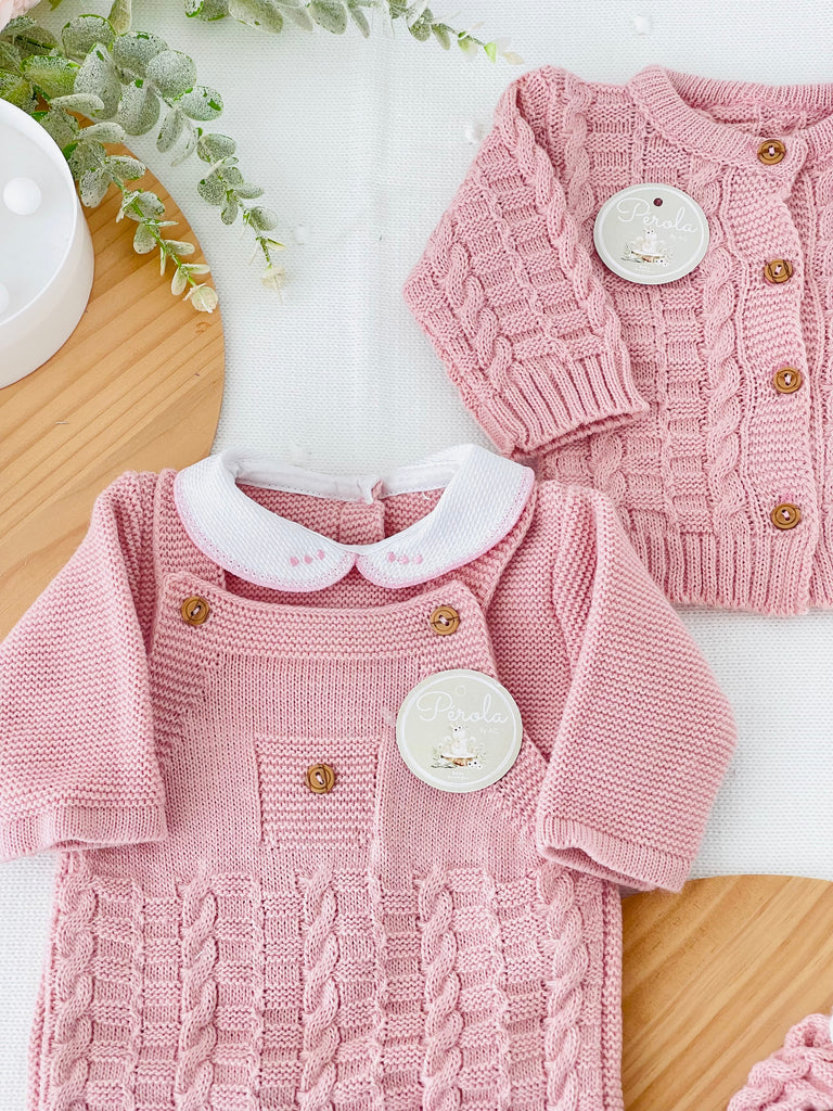 Saída de maternidade Aconchego 4 peças: casaco, jardineiras, camisola e gorro