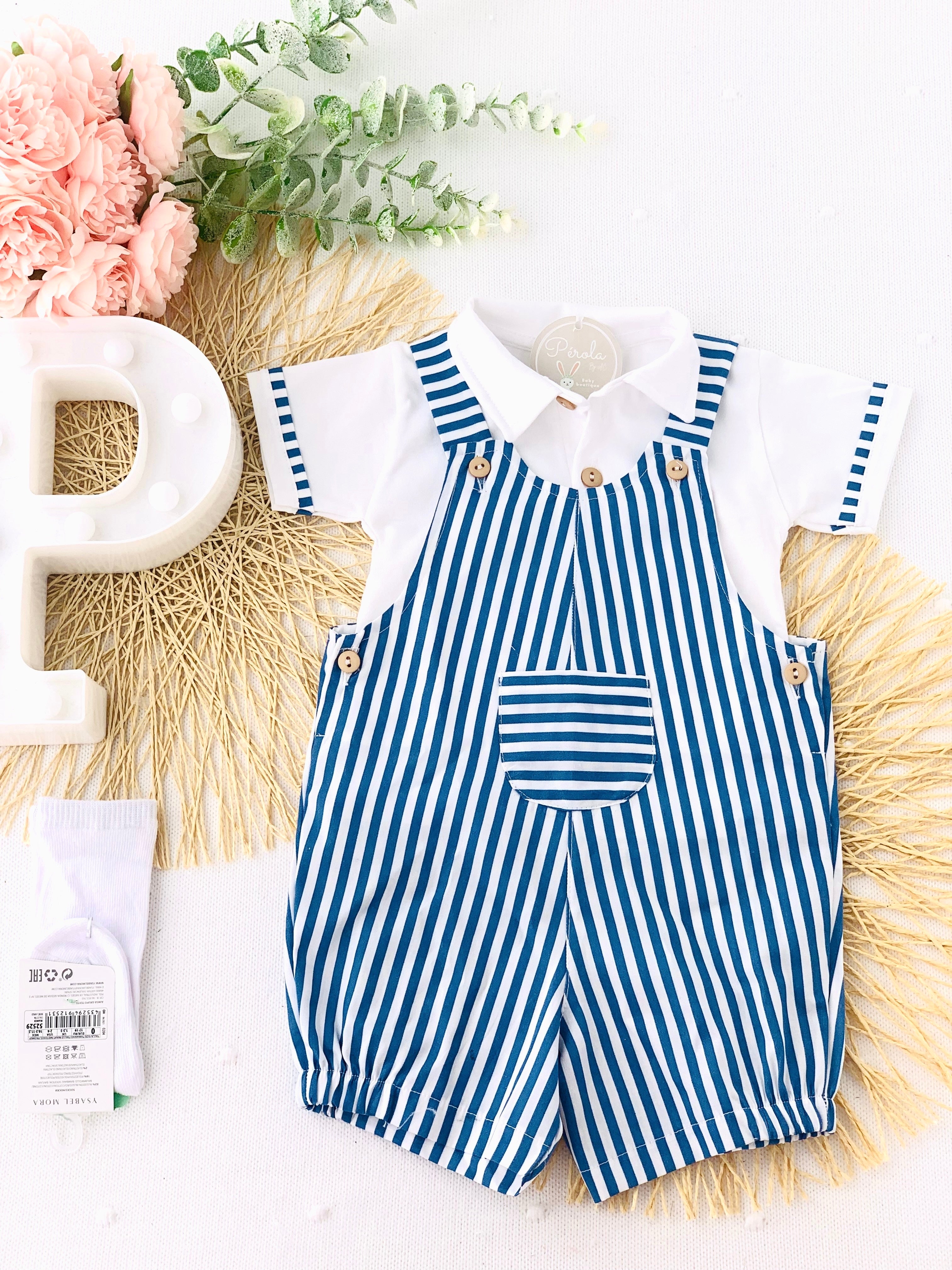 Jardineiras e polo às riscas