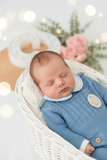 Saída de maternidade azul cobalto: jardineiras, camisola e gorro malha quentinha