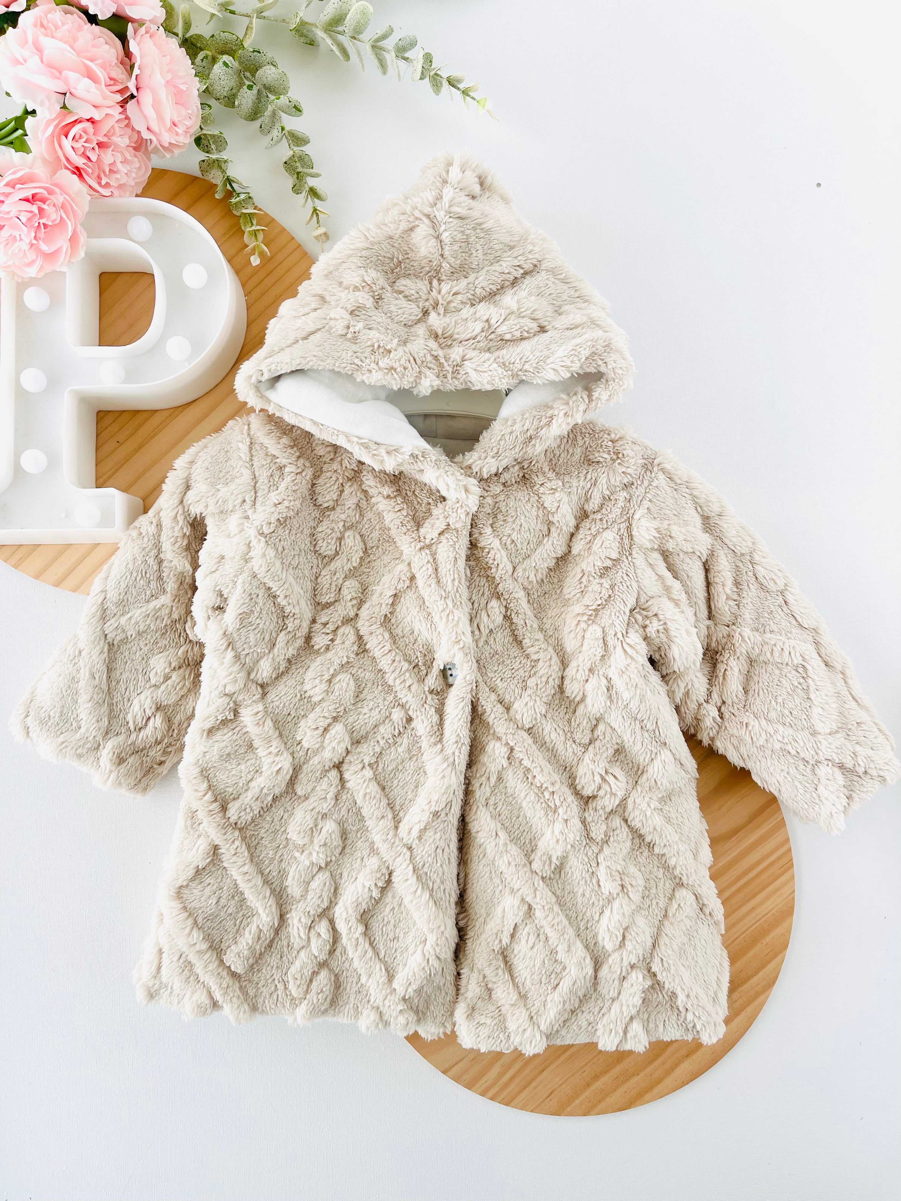 Casaco bege de pêlo muito fofinho