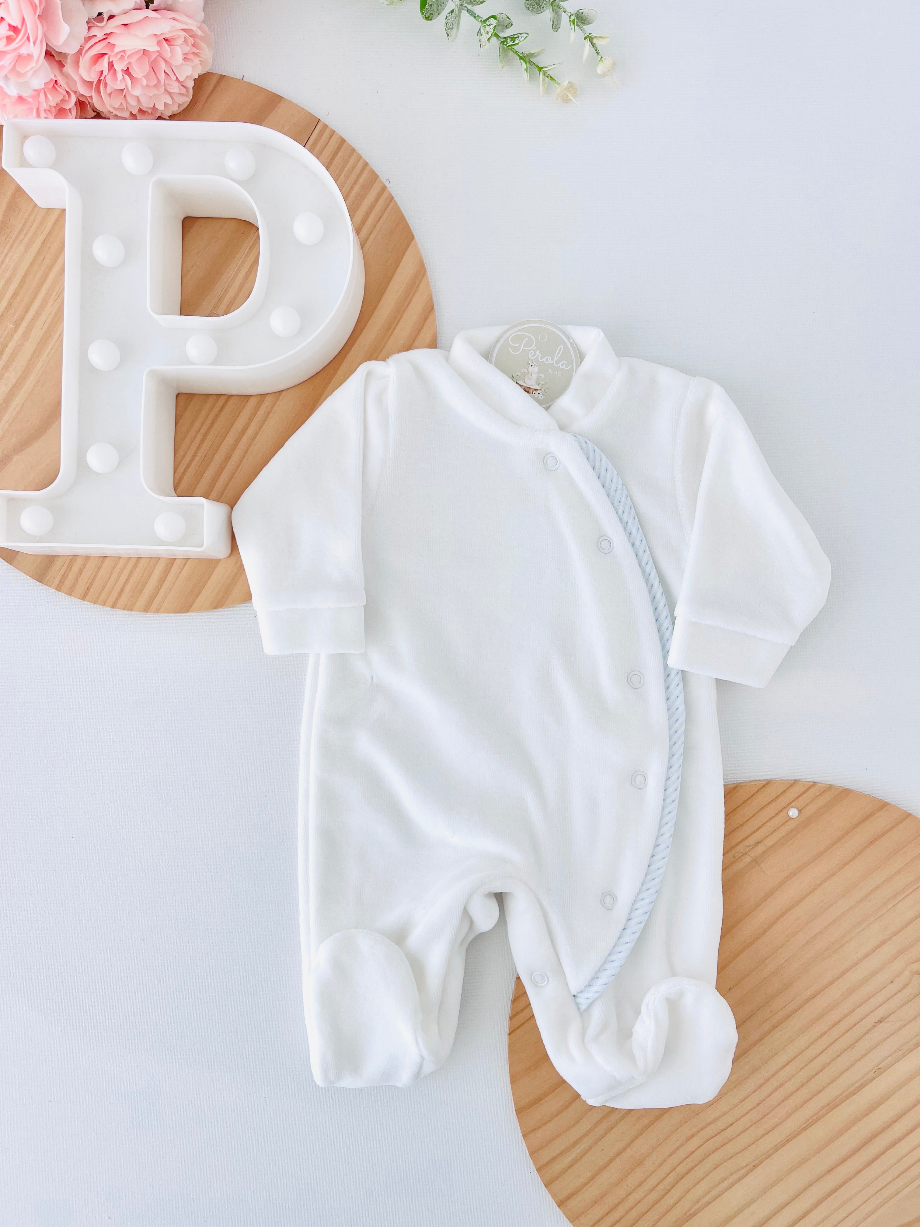 Babygrow branco para menino em veludo
