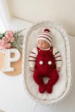 Conjunto risquinhas vermelho : jardineiras, camisola e gorro
