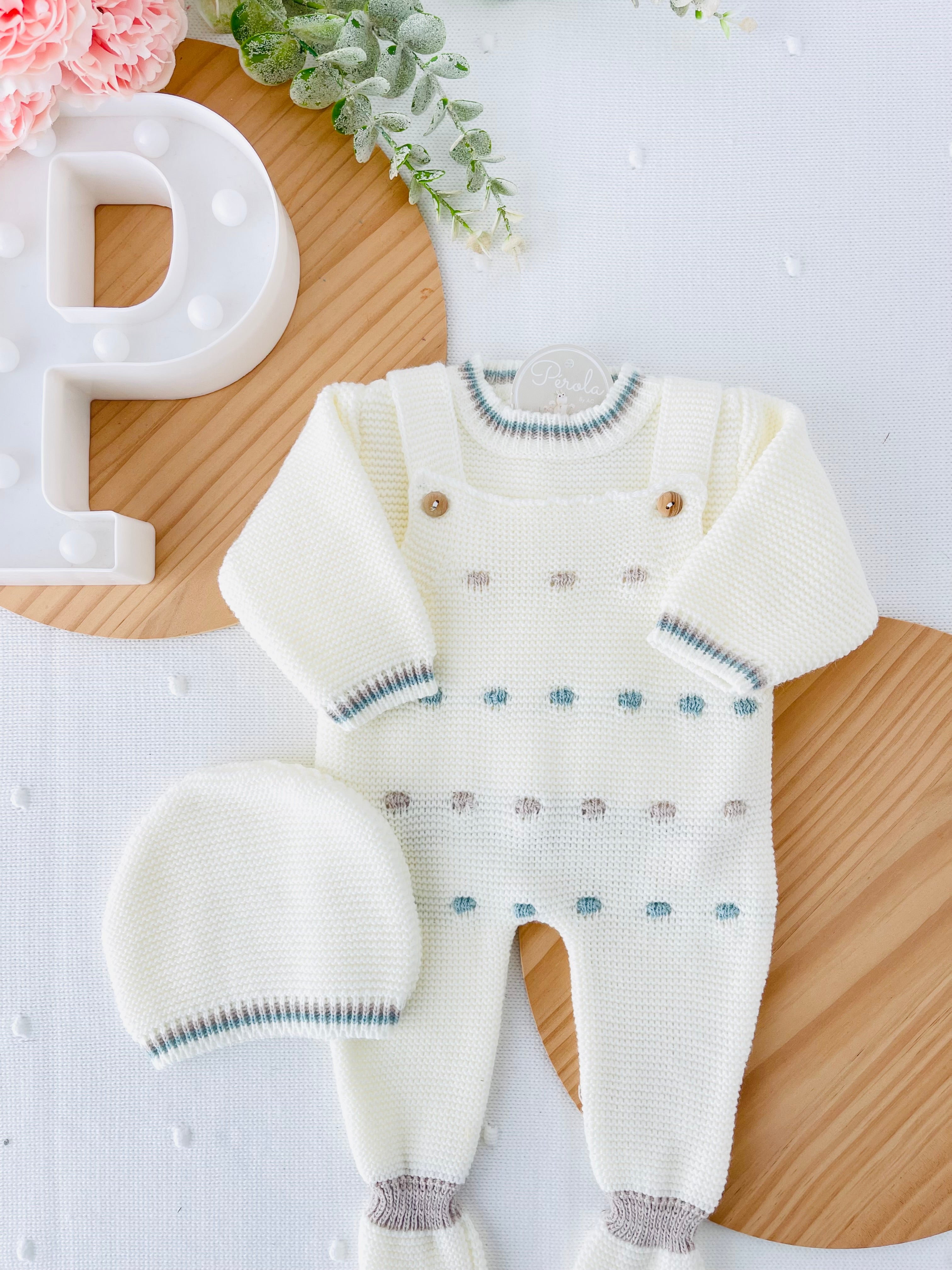 Conjunto pintas unissexo: jardineiras, camisola e gorro