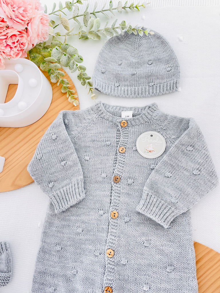 Conjunto bolinhas: macacão, gorro e carapins de malha