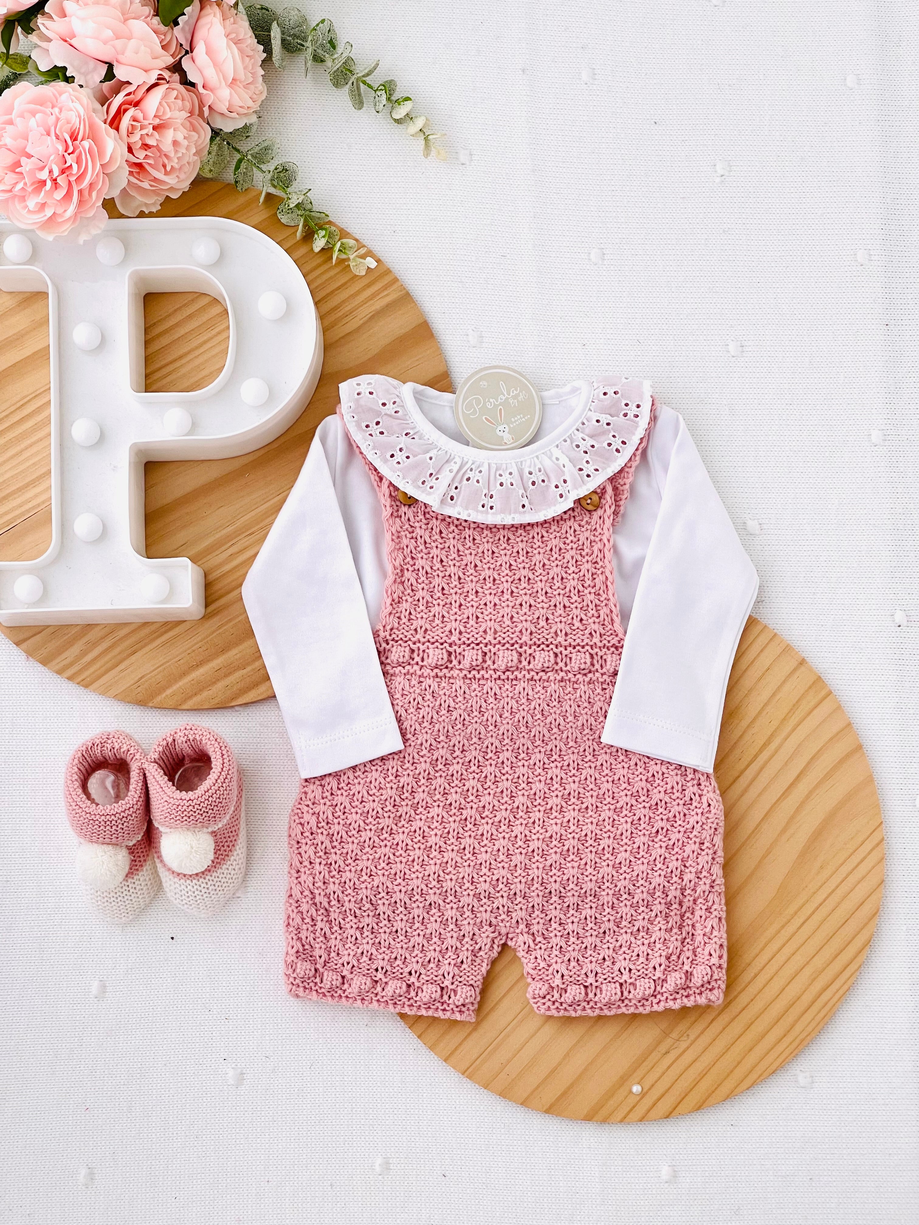 Jardineiras e Body com gola de bordado inglês e carda por dentro