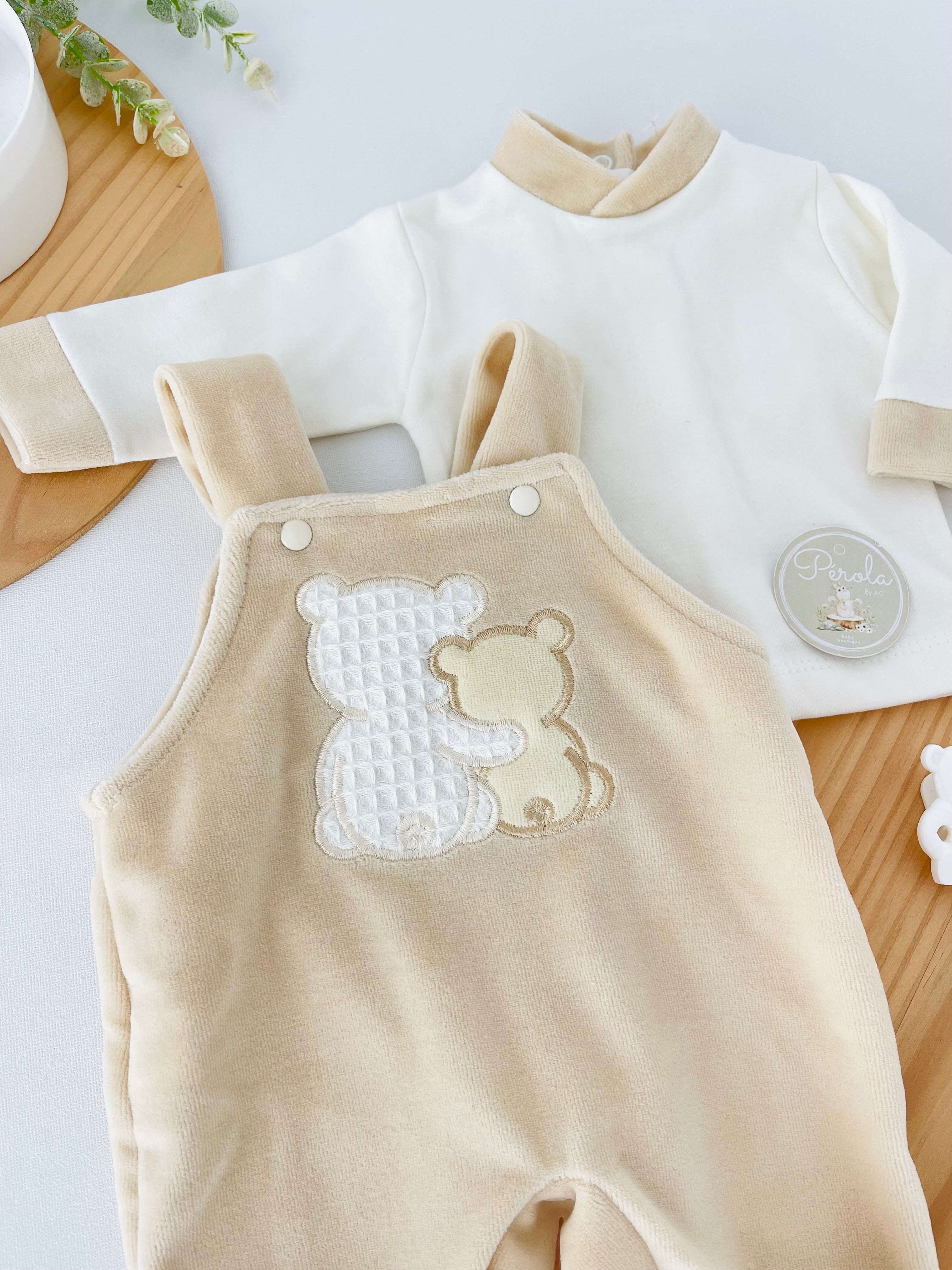 Conjunto ursinhos veludo: jardineiras, camisola e prende chupetas