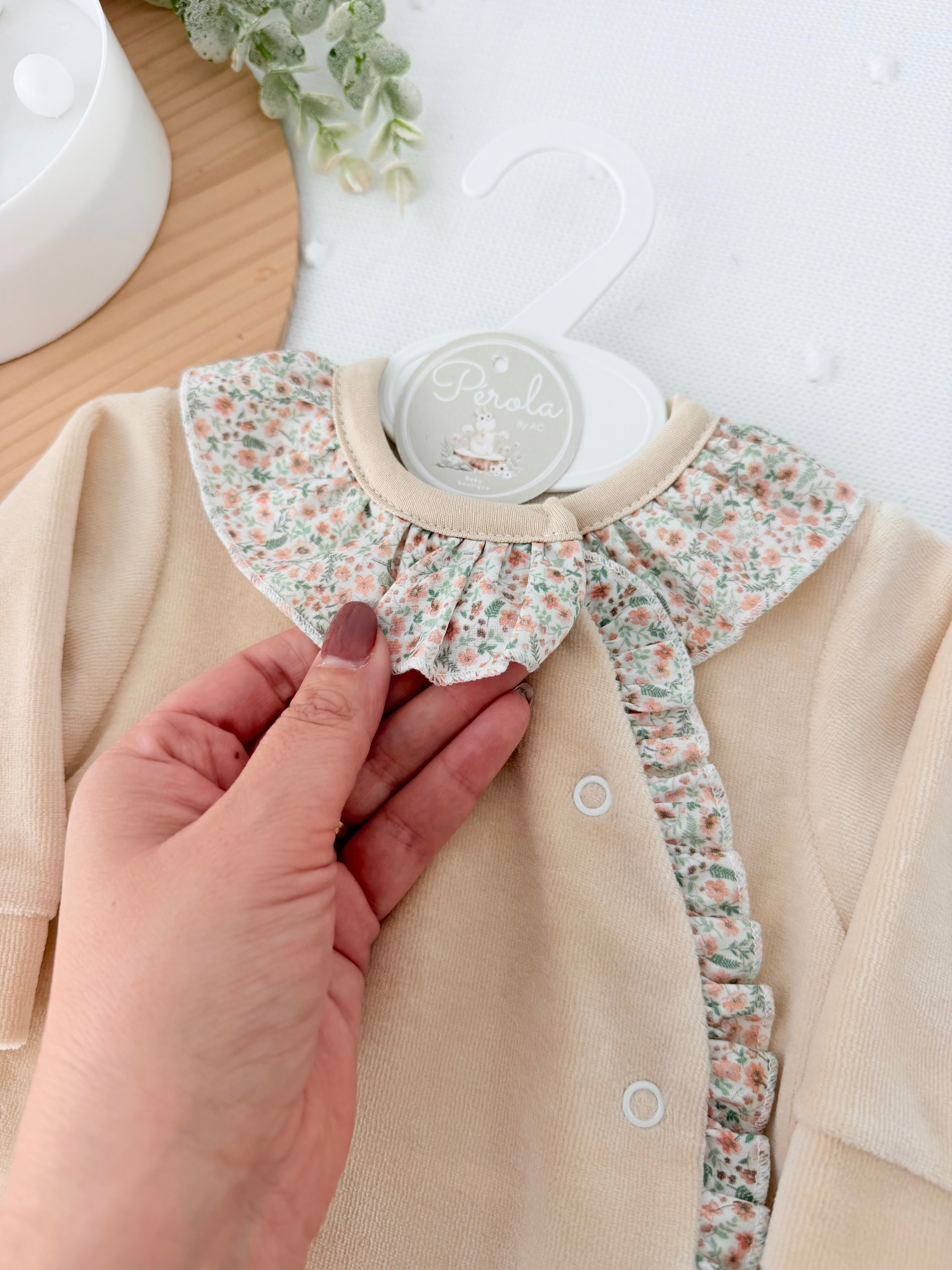 Babygrow tema flores em VELUDO bege