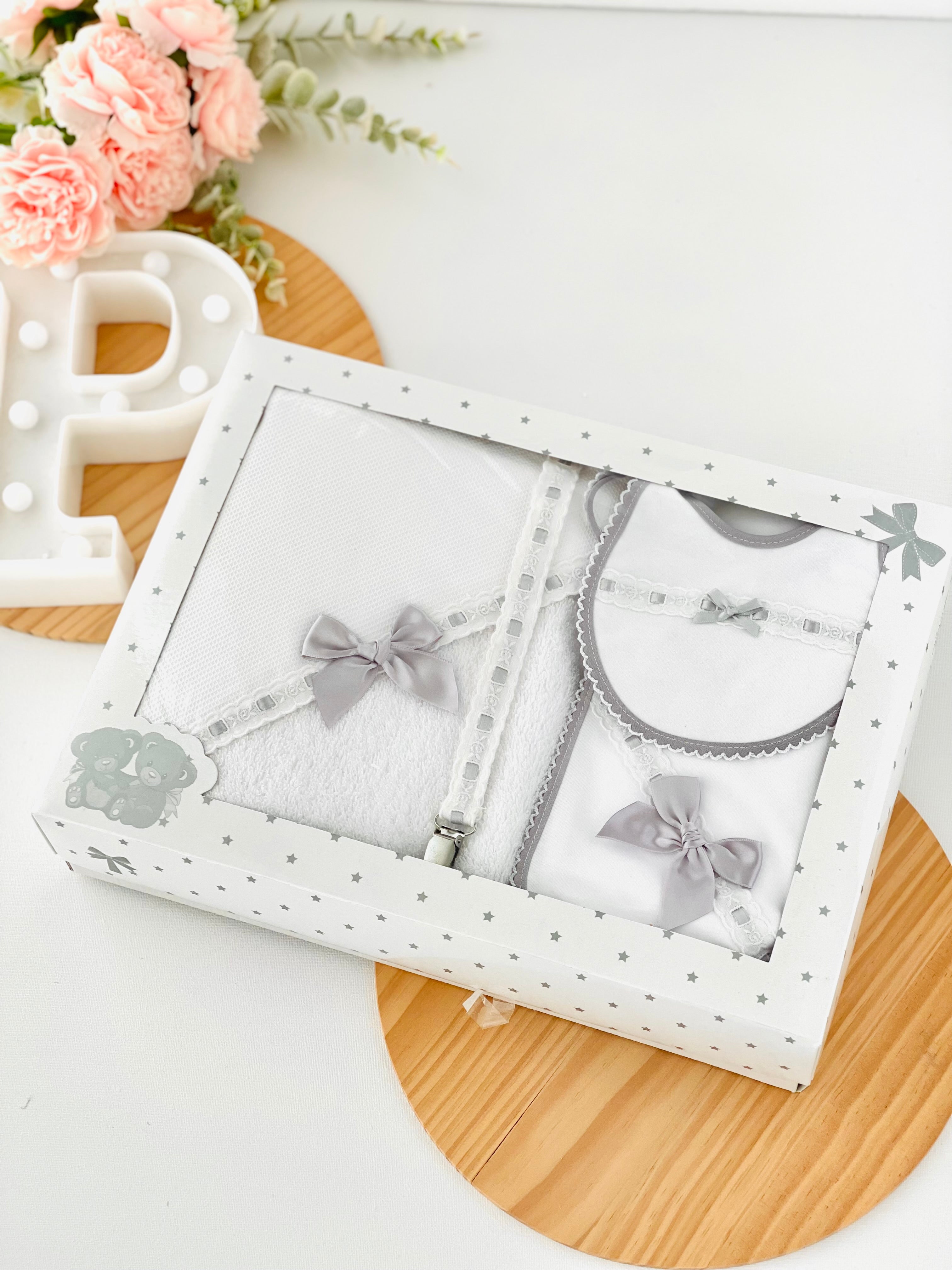 Box enxoval: toalha de banho, fralda, babete e prende chupetas