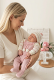 Conjunto risquinhas rosa: jardineiras, camisola e gorro