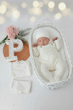 Pack saída de maternidade Pérola 5 peças: body, calças, jardineiras, camisola e gorro